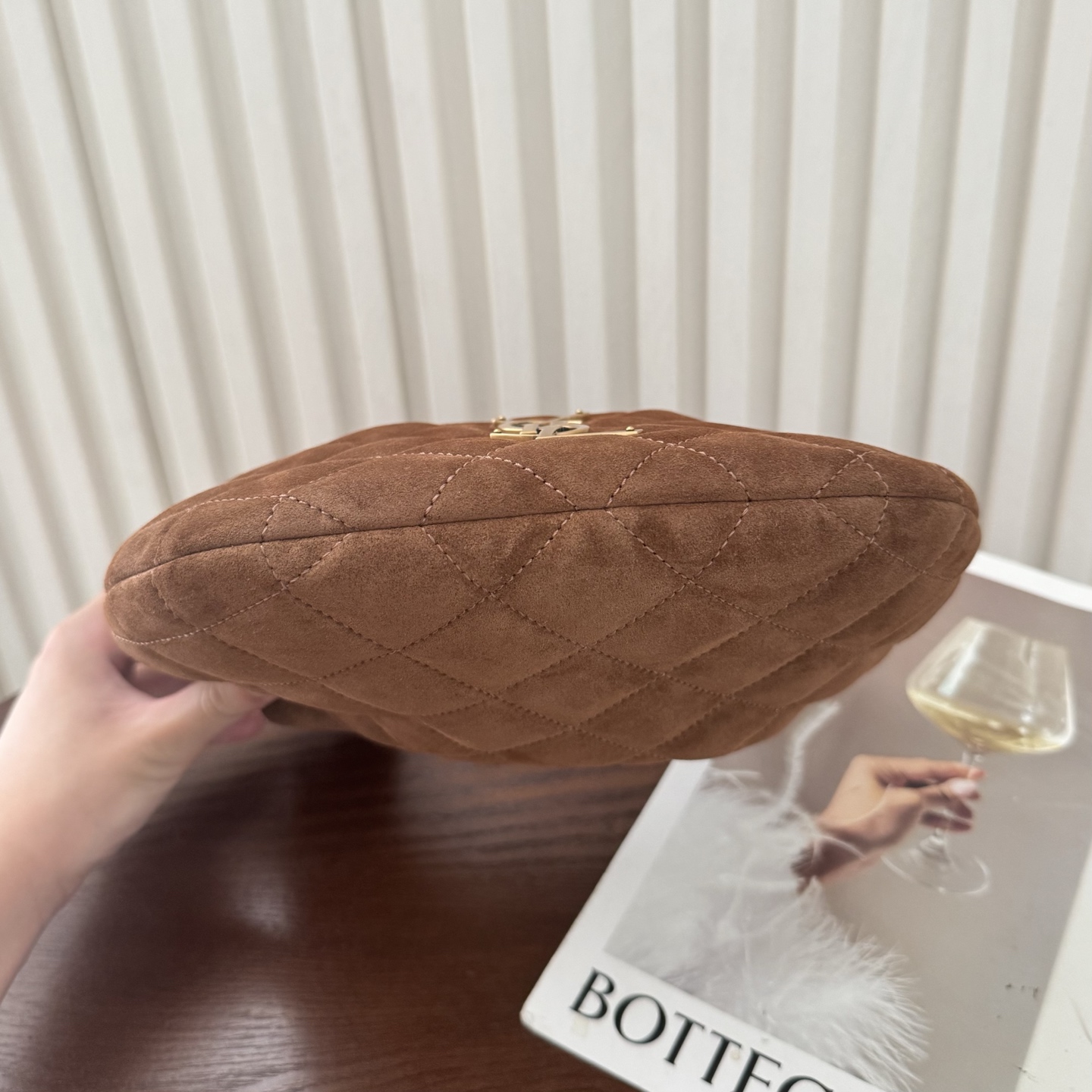 全套包装！ICARINO baby优雅手提包，独特的造型闪亮登场，复古棕搭配质感麂皮。标志性的金属log