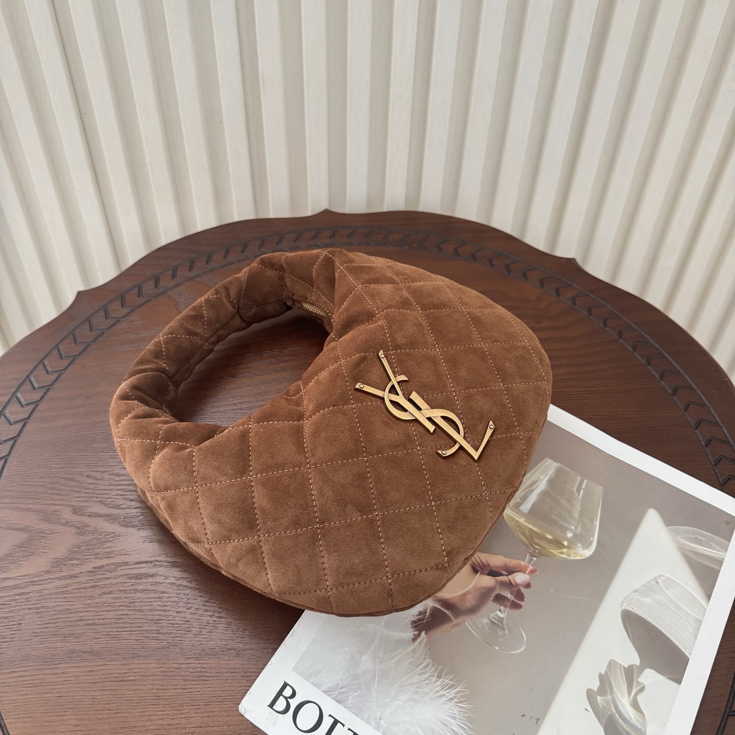 全套包装！ICARINO baby优雅手提包，独特的造型闪亮登场，复古棕搭配质感麂皮。标志性的金属log