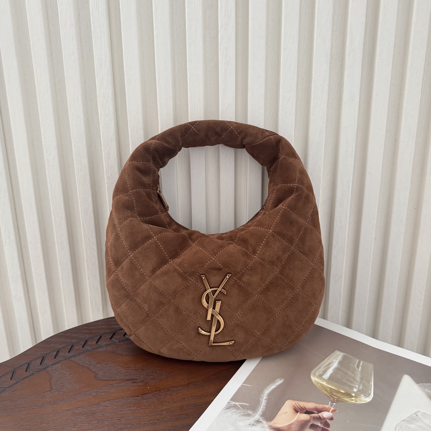 全套包装！ICARINO baby优雅手提包，独特的造型闪亮登场，复古棕搭配质感麂皮。标志性的金属log