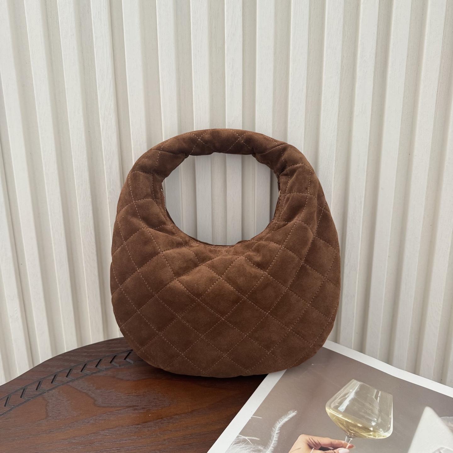 全套包装！ICARINO baby优雅手提包，独特的造型闪亮登场，复古棕搭配质感麂皮。标志性的金属log