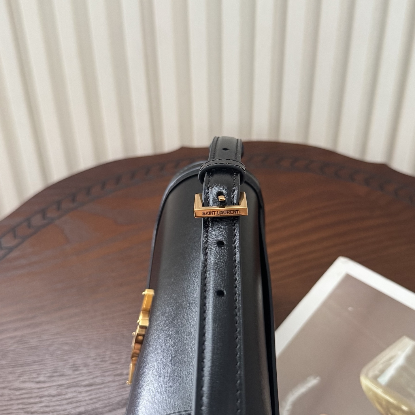 全套包装！Solferino腋下包，圆弧挺括的包型搭配经典的Cassandra logo，完成经典时尚的