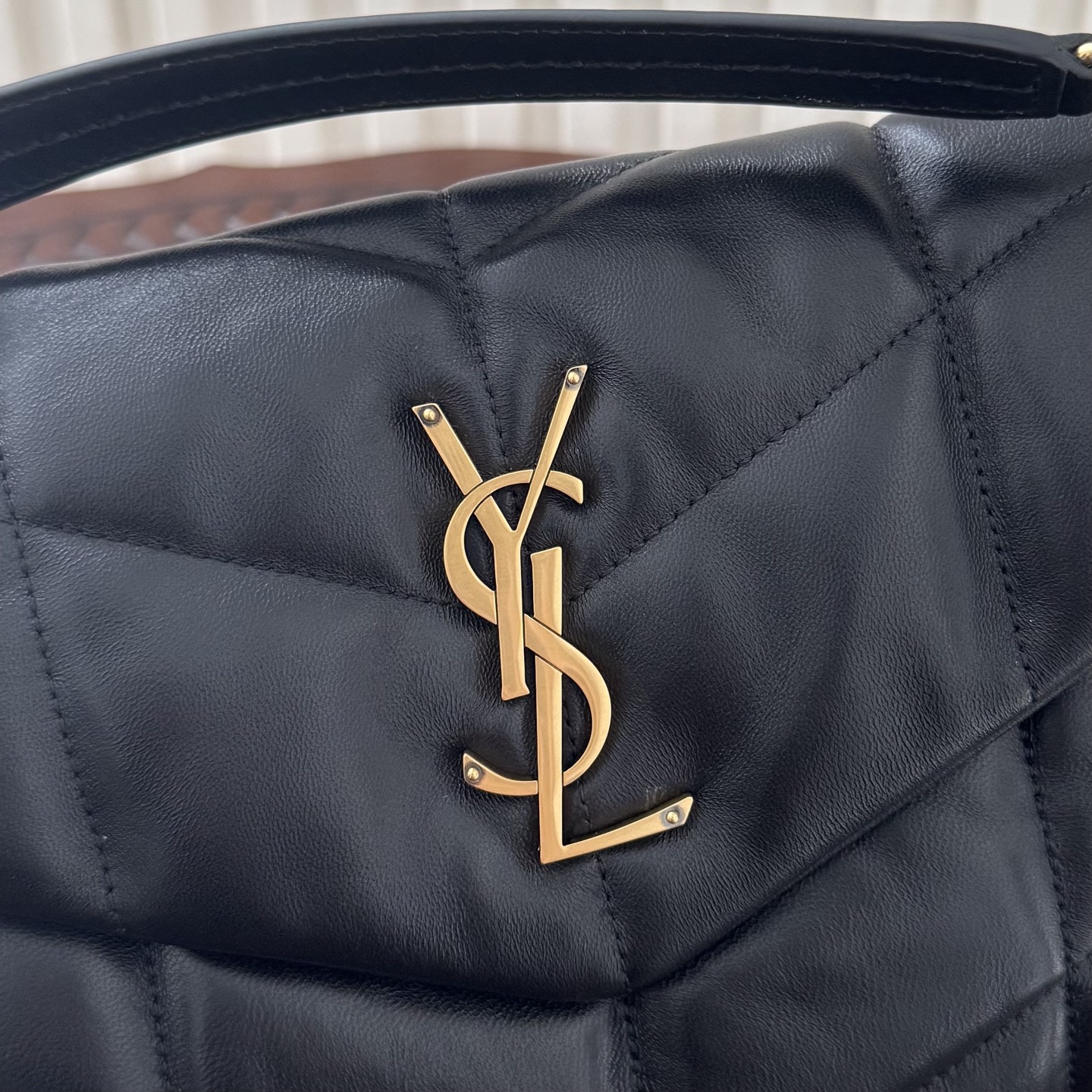 LOULOU PUFFER小号绗缝平面小羊皮包，手感柔软细腻的小羊皮，罗缎衬里，能装轻便，单肩斜挎手拎流