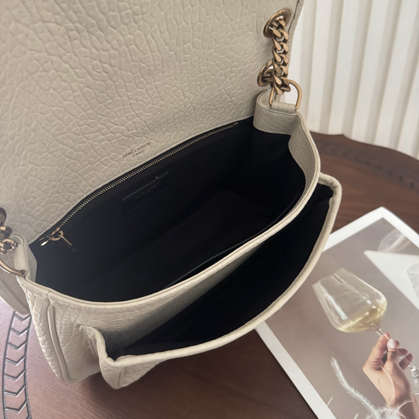 全套包装！Niki家族新成员，柔软羊皮手感柔软舒适，自然软塌。不规则纹理更有复古感，斜挎或腋下都很气场十