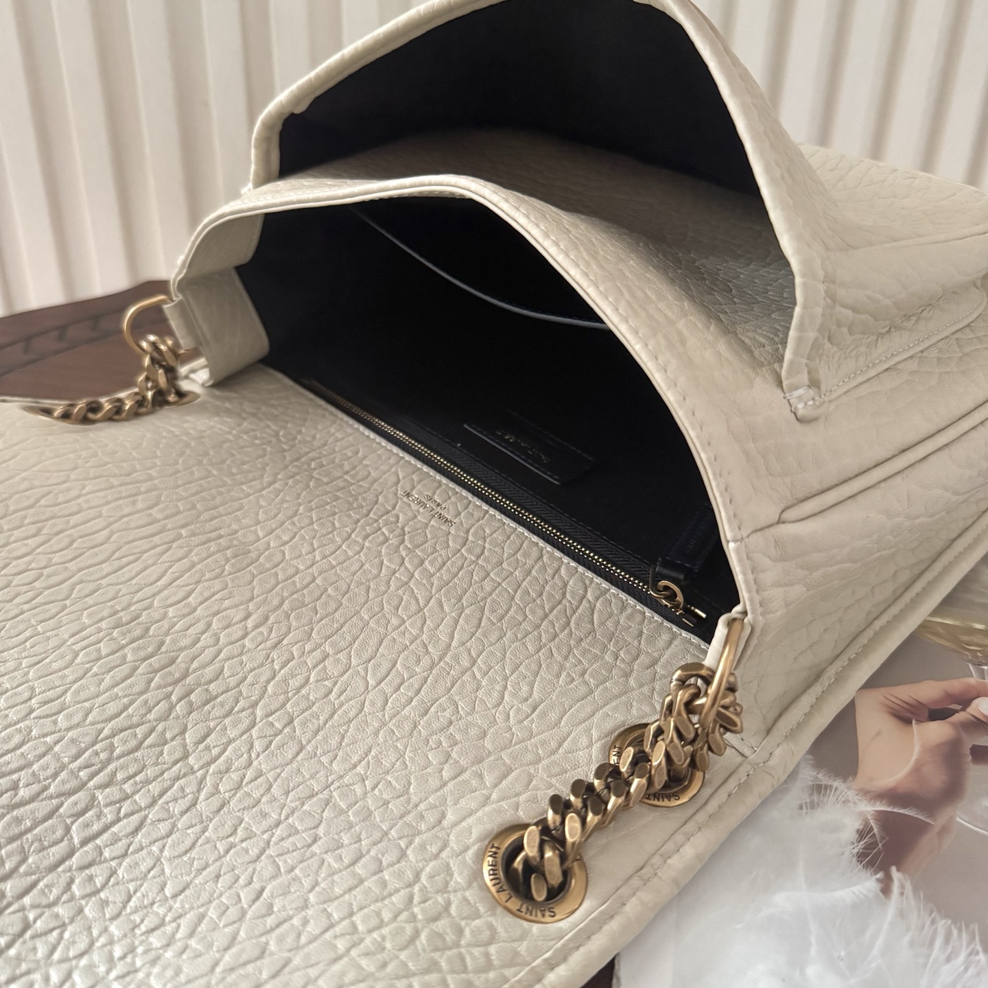 全套包装！Niki家族新成员，柔软羊皮手感柔软舒适，自然软塌。不规则纹理更有复古感，斜挎或腋下都很气场十