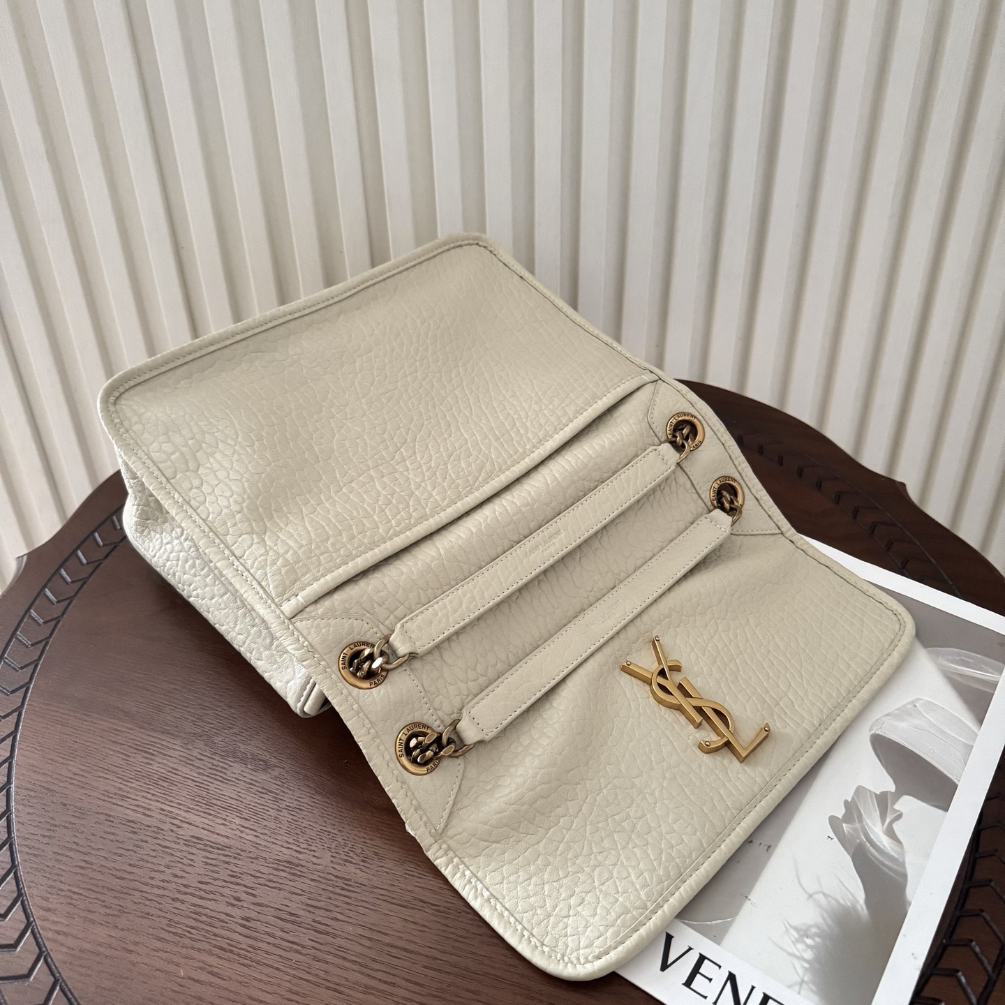 全套包装！Niki家族新成员，柔软羊皮手感柔软舒适，自然软塌。不规则纹理更有复古感，斜挎或腋下都很气场十