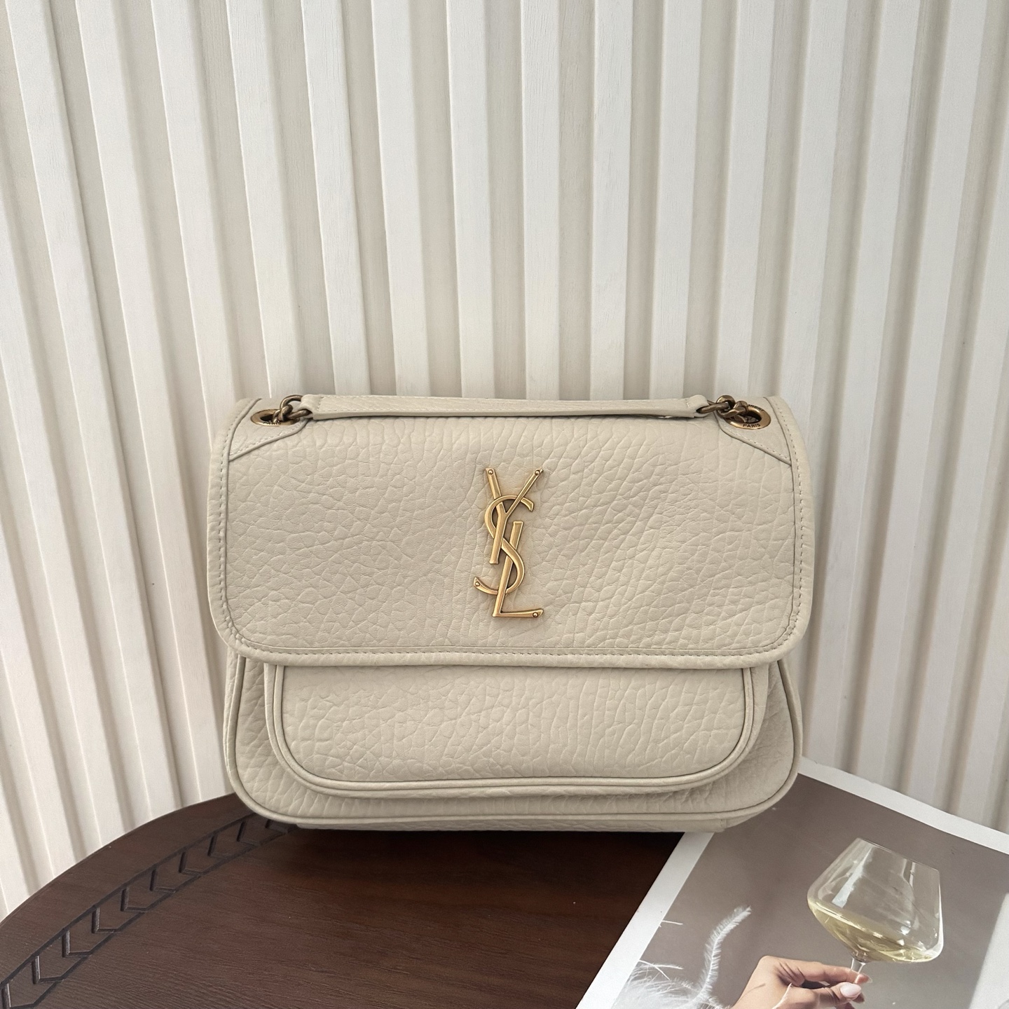 全套包装！Niki家族新成员，柔软羊皮手感柔软舒适，自然软塌。不规则纹理更有复古感，斜挎或腋下都很气场十