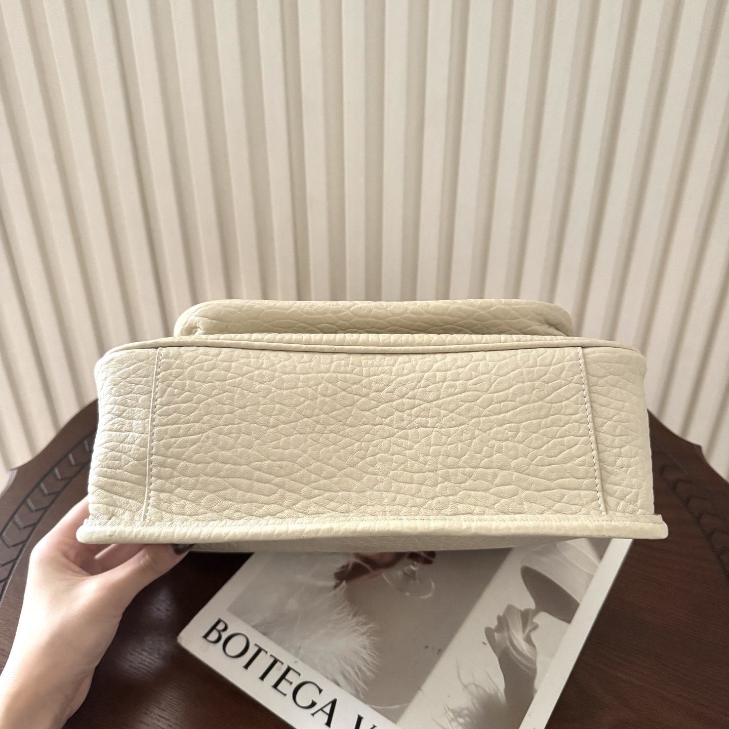 全套包装！Niki家族新成员，柔软羊皮手感柔软舒适，自然软塌。不规则纹理更有复古感，斜挎或腋下都很气场十