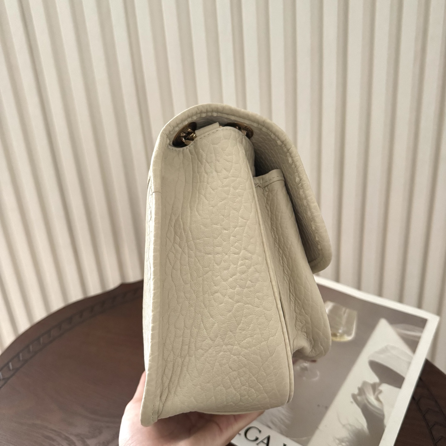 全套包装！Niki家族新成员，柔软羊皮手感柔软舒适，自然软塌。不规则纹理更有复古感，斜挎或腋下都很气场十