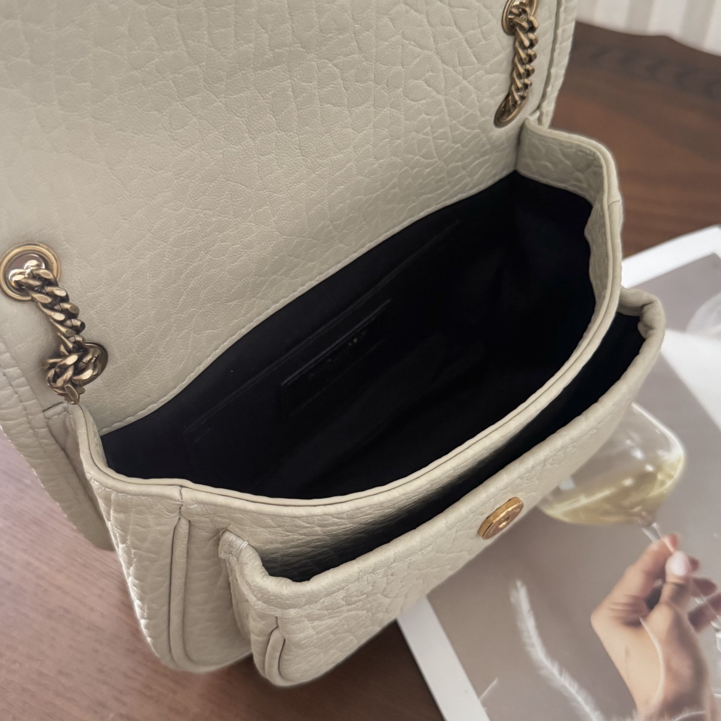 全套包装！Niki家族新成员，柔软羊皮手感柔软舒适，自然软塌。不规则纹理更有复古感，斜挎或腋下都很气场十