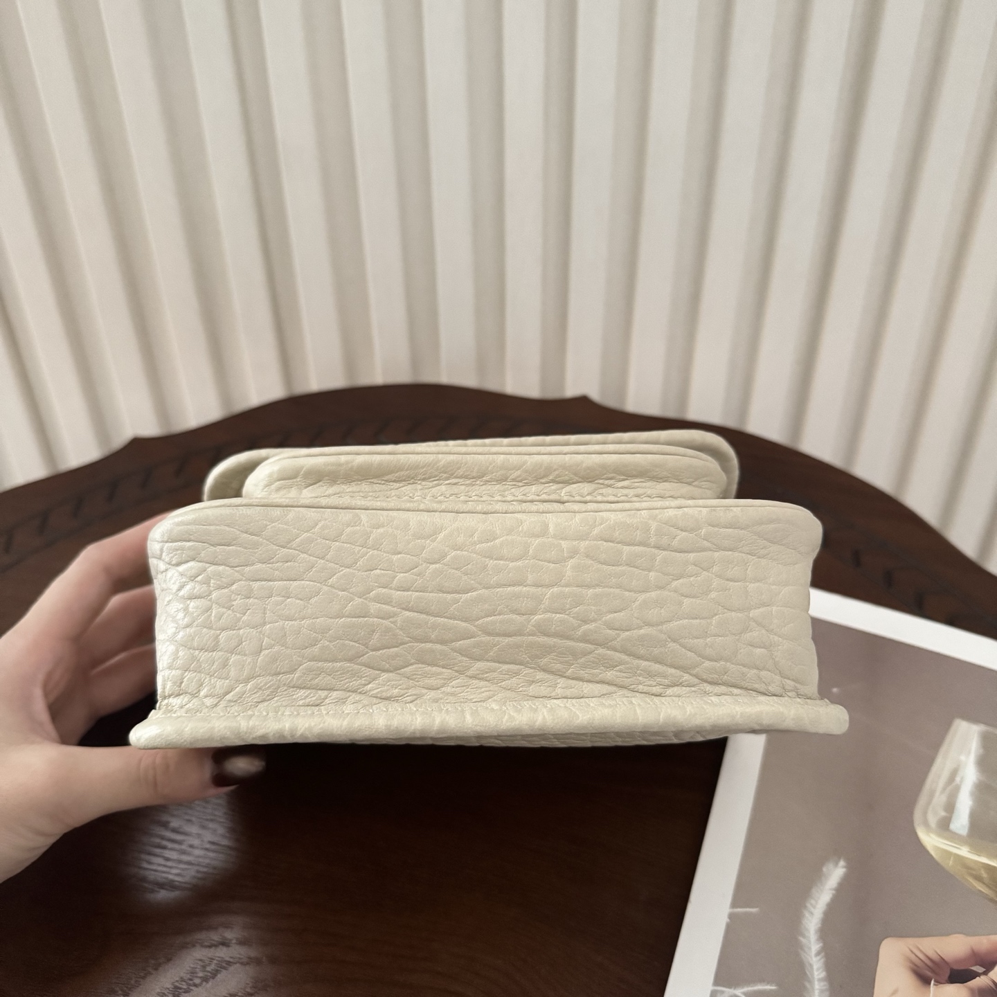 全套包装！Niki家族新成员，柔软羊皮手感柔软舒适，自然软塌。不规则纹理更有复古感，斜挎或腋下都很气场十