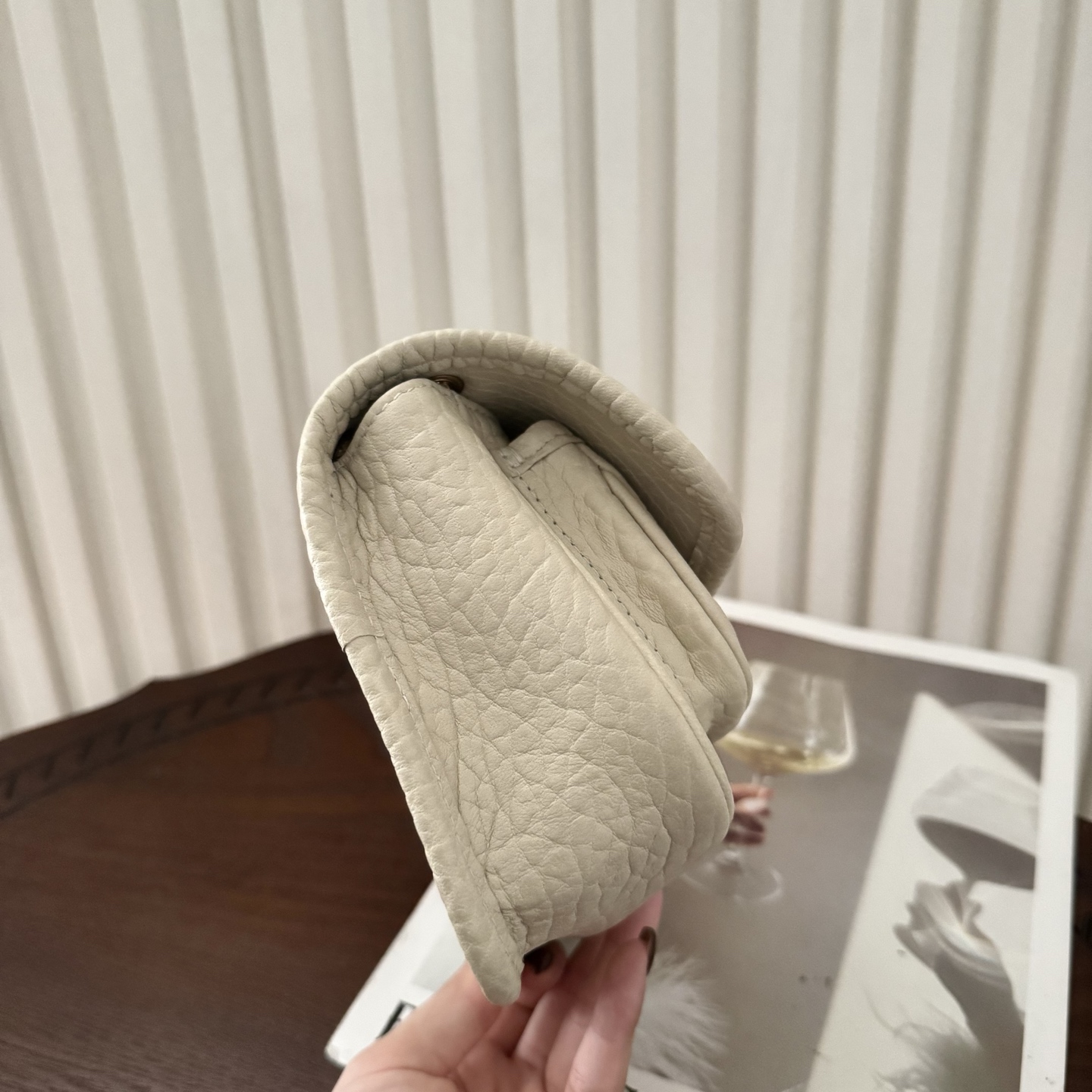 全套包装！Niki家族新成员，柔软羊皮手感柔软舒适，自然软塌。不规则纹理更有复古感，斜挎或腋下都很气场十