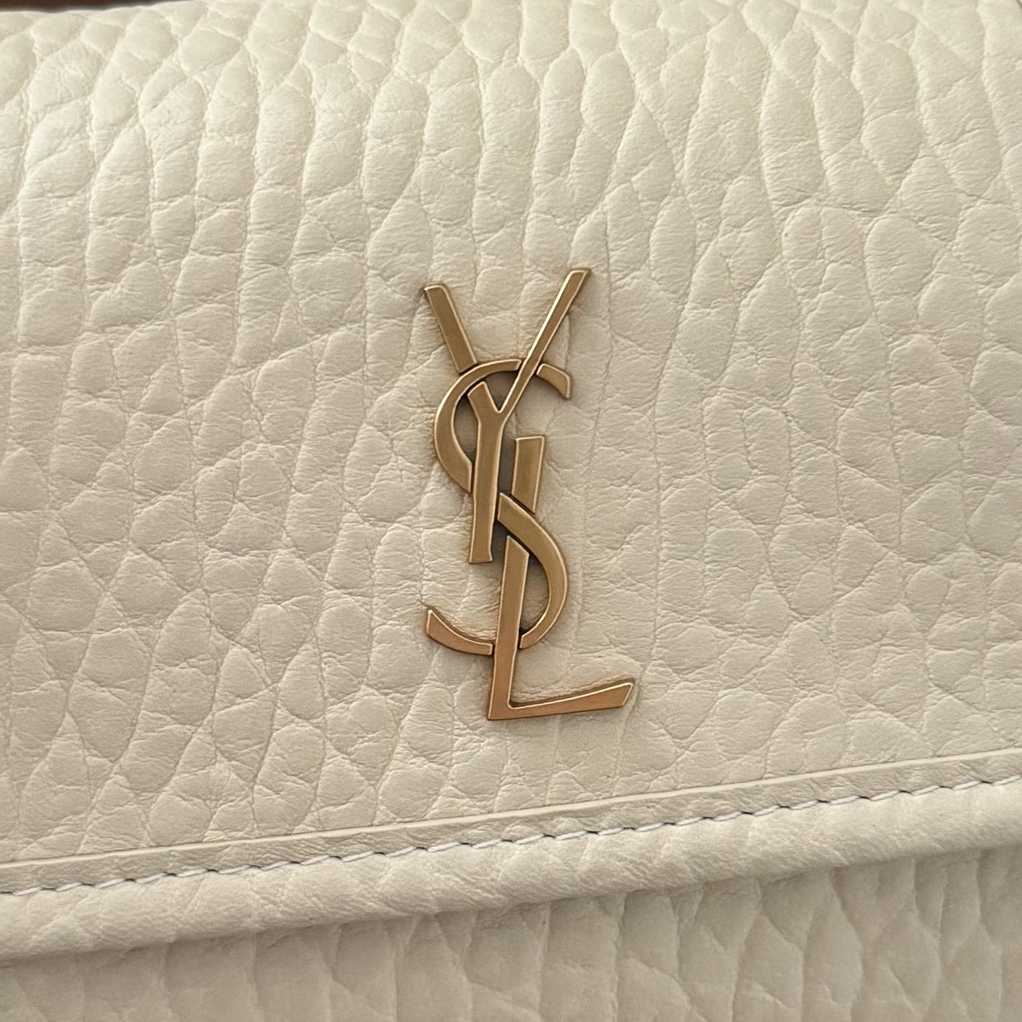 全套包装！Niki家族新成员，柔软羊皮手感柔软舒适，自然软塌。不规则纹理更有复古感，斜挎或腋下都很气场十