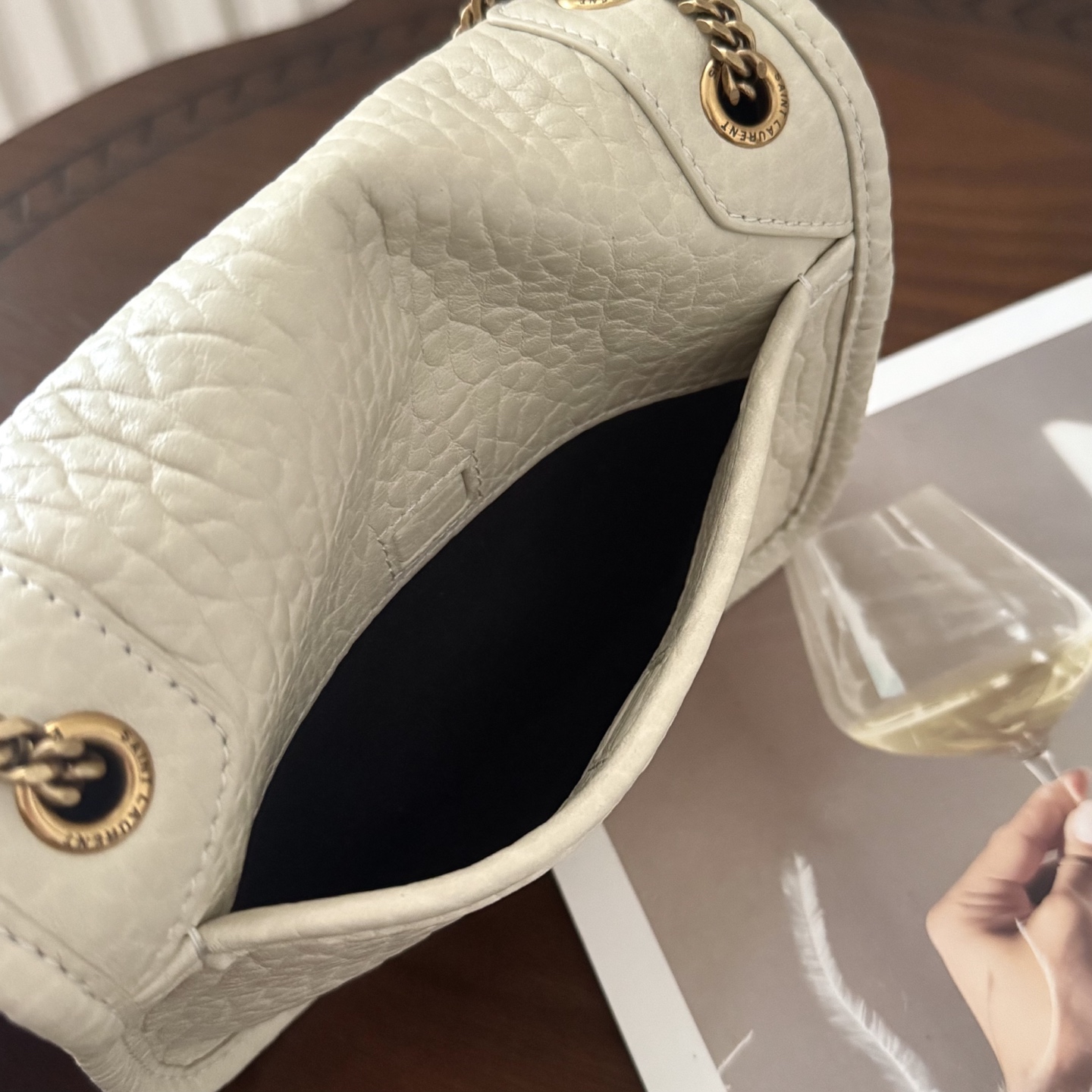 全套包装！Niki家族新成员，柔软羊皮手感柔软舒适，自然软塌。不规则纹理更有复古感，斜挎或腋下都很气场十