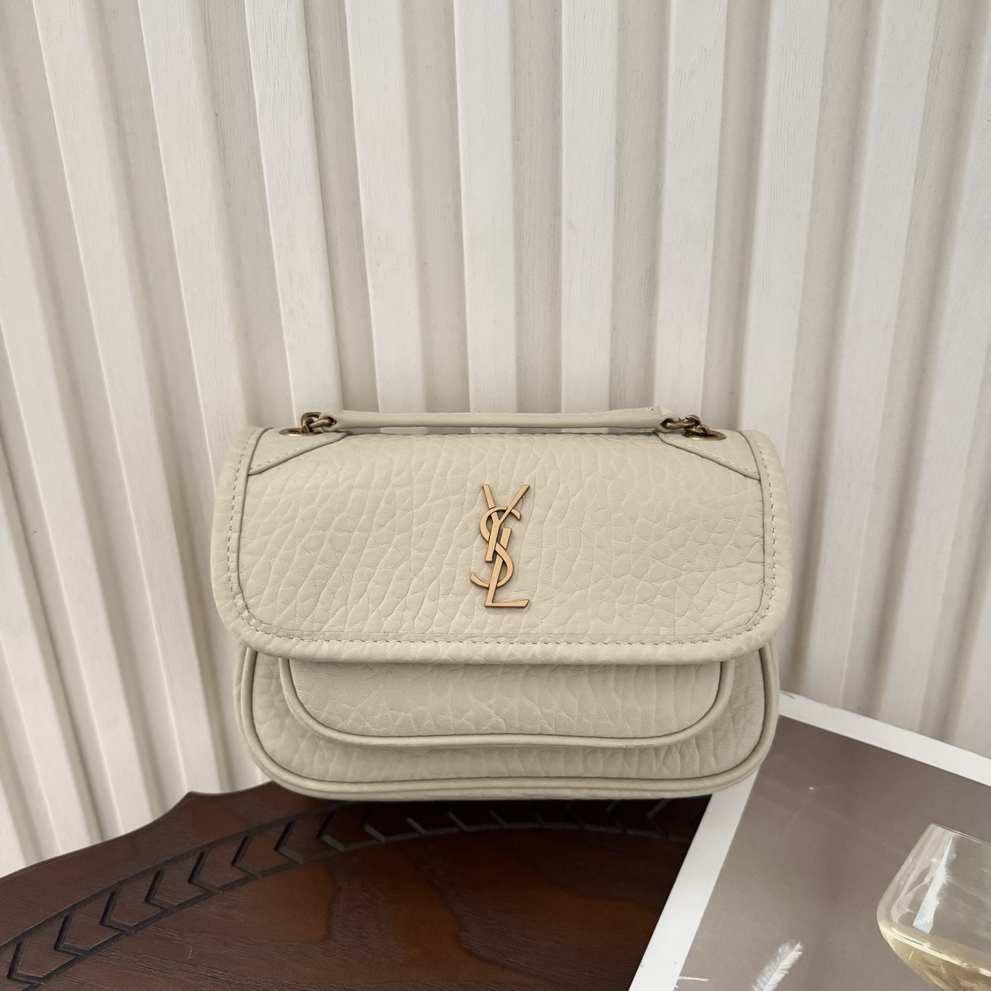 全套包装！Niki家族新成员，柔软羊皮手感柔软舒适，自然软塌。不规则纹理更有复古感，斜挎或腋下都很气场十