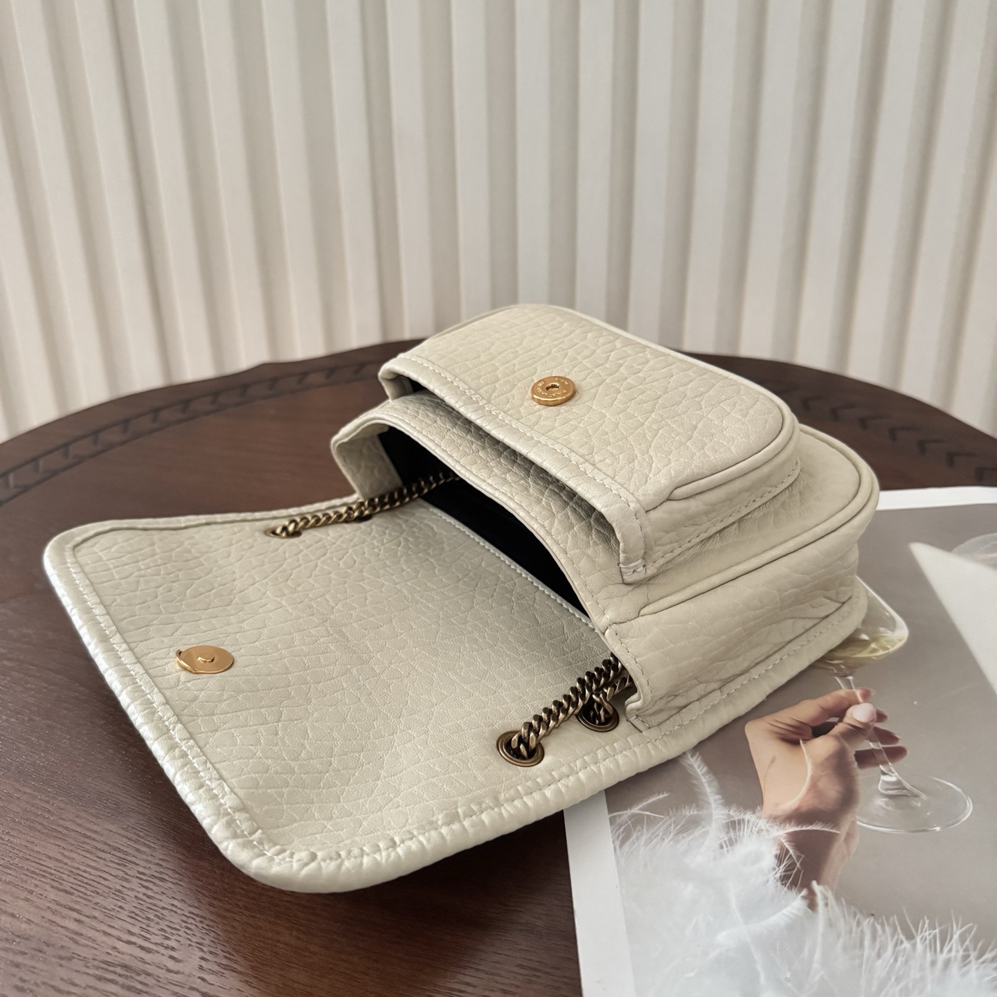 全套包装！Niki家族新成员，柔软羊皮手感柔软舒适，自然软塌。不规则纹理更有复古感，斜挎或腋下都很气场十