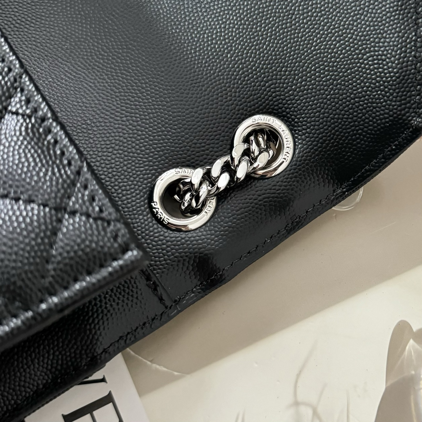 全套包装！ENVELOPPE中号信封包，经典就是永恒，采用鱼子酱牛皮非常耐磨，V形纹和菱形纹混合绗缝包缝