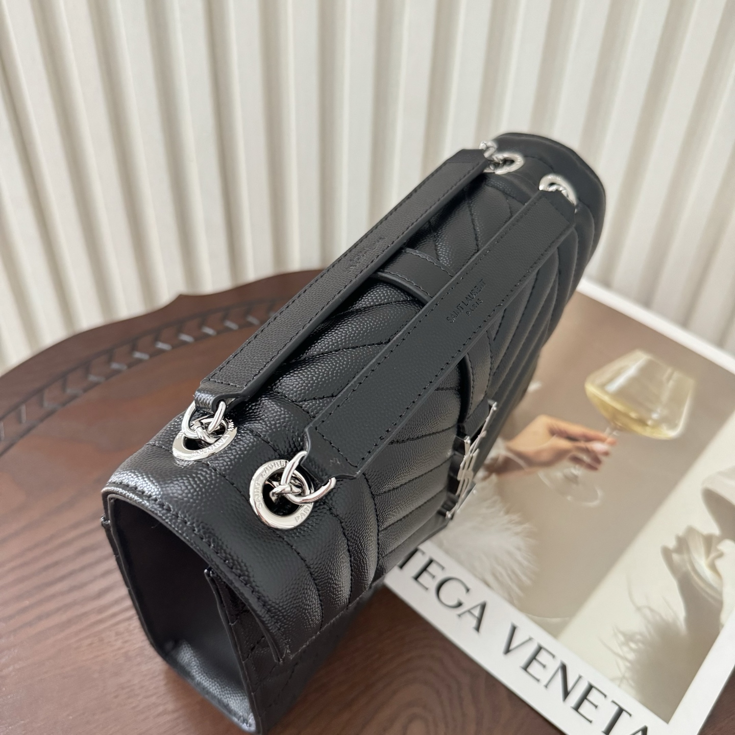 全套包装！ENVELOPPE中号信封包，经典就是永恒，采用鱼子酱牛皮非常耐磨，V形纹和菱形纹混合绗缝包缝