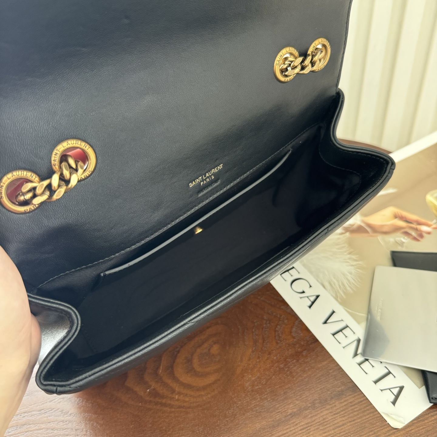 全套包装！LouLou新款羊皮邮差包，延续经典之作，质感细腻高级，V型绗缝设计简约，整个包格外精致。搭配