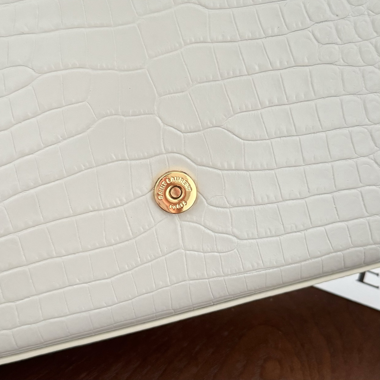 全套包装！Kate中号小鳄鱼纹流苏包，经典的款式搭配牛皮压鳄鱼纹，非常亮眼。流苏的设计给这款包包增加了柔