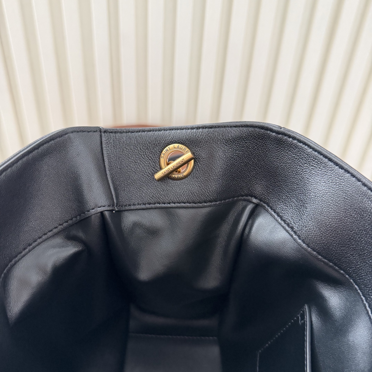 全套包装！Jamie 4.3托特包小号，小羊皮材质光泽感极好，柔软舒适。包包自重非常轻，抽绳的设计呈现出