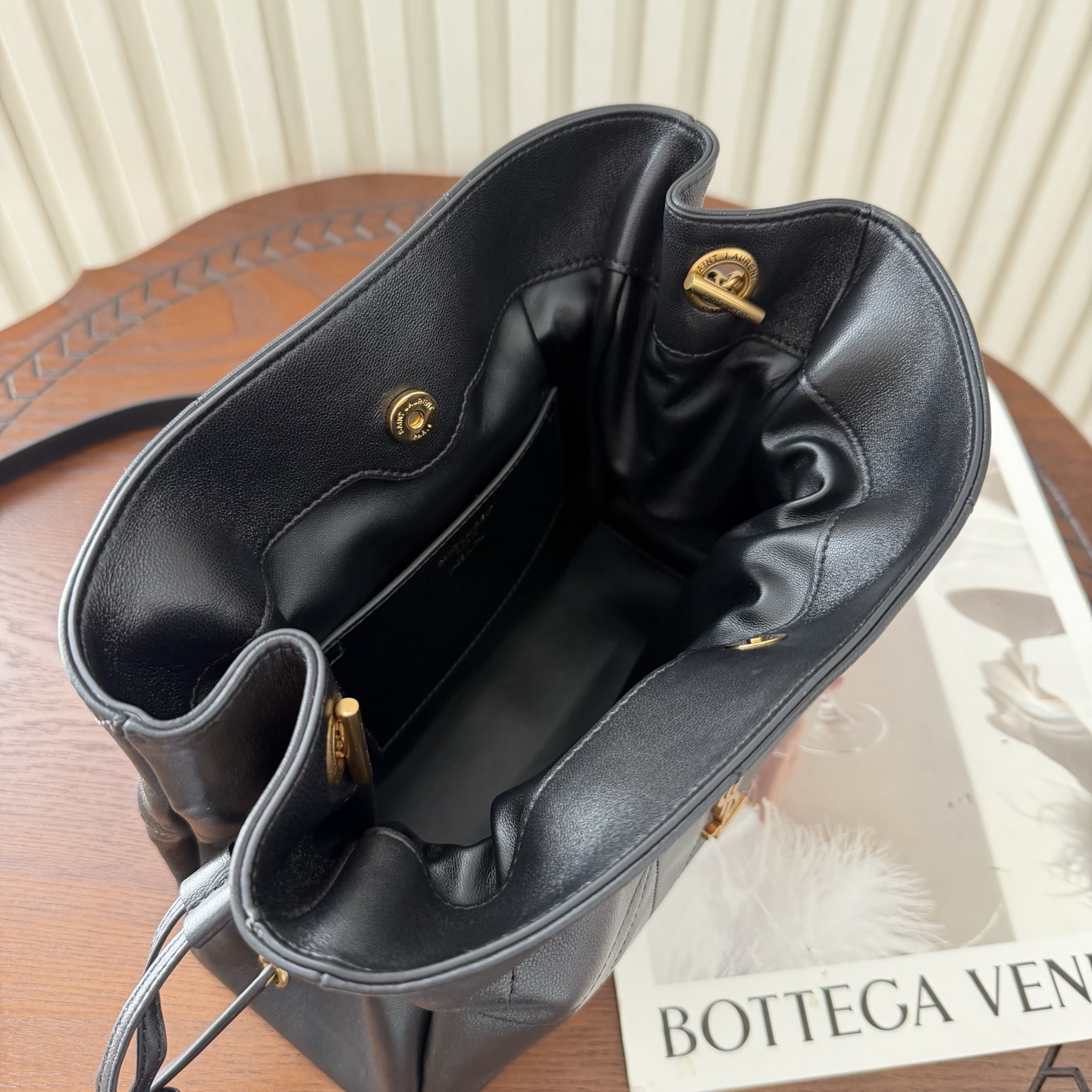 全套包装！Jamie 4.3托特包小号，小羊皮材质光泽感极好，柔软舒适。包包自重非常轻，抽绳的设计呈现出