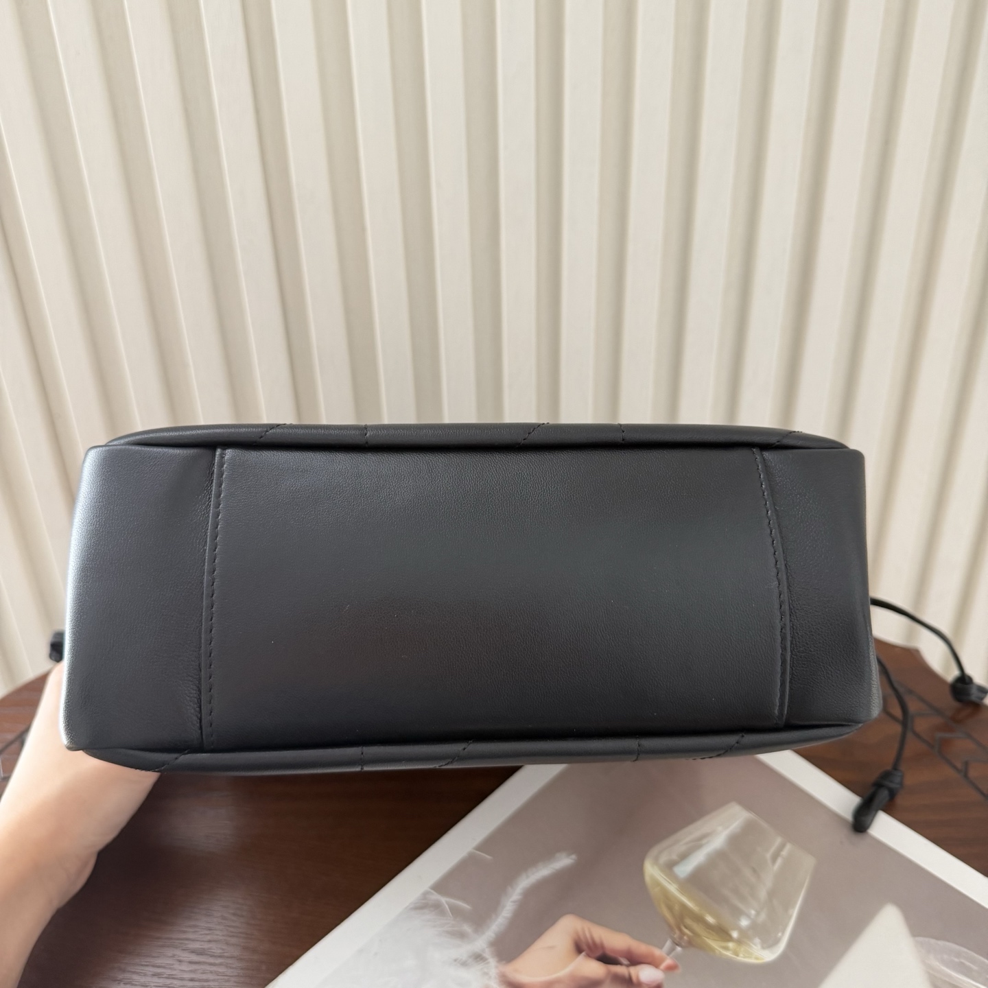 全套包装！Jamie 4.3托特包小号，小羊皮材质光泽感极好，柔软舒适。包包自重非常轻，抽绳的设计呈现出