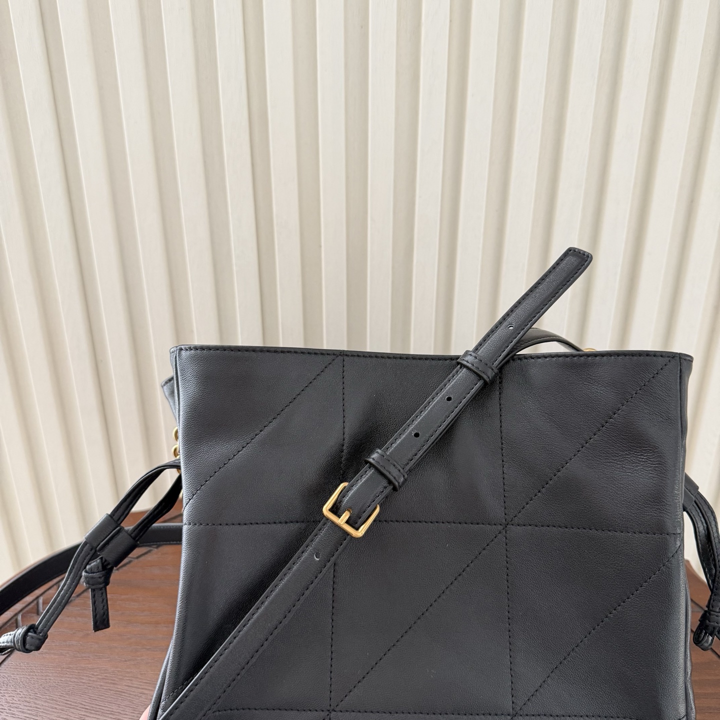 全套包装！Jamie 4.3托特包小号，小羊皮材质光泽感极好，柔软舒适。包包自重非常轻，抽绳的设计呈现出