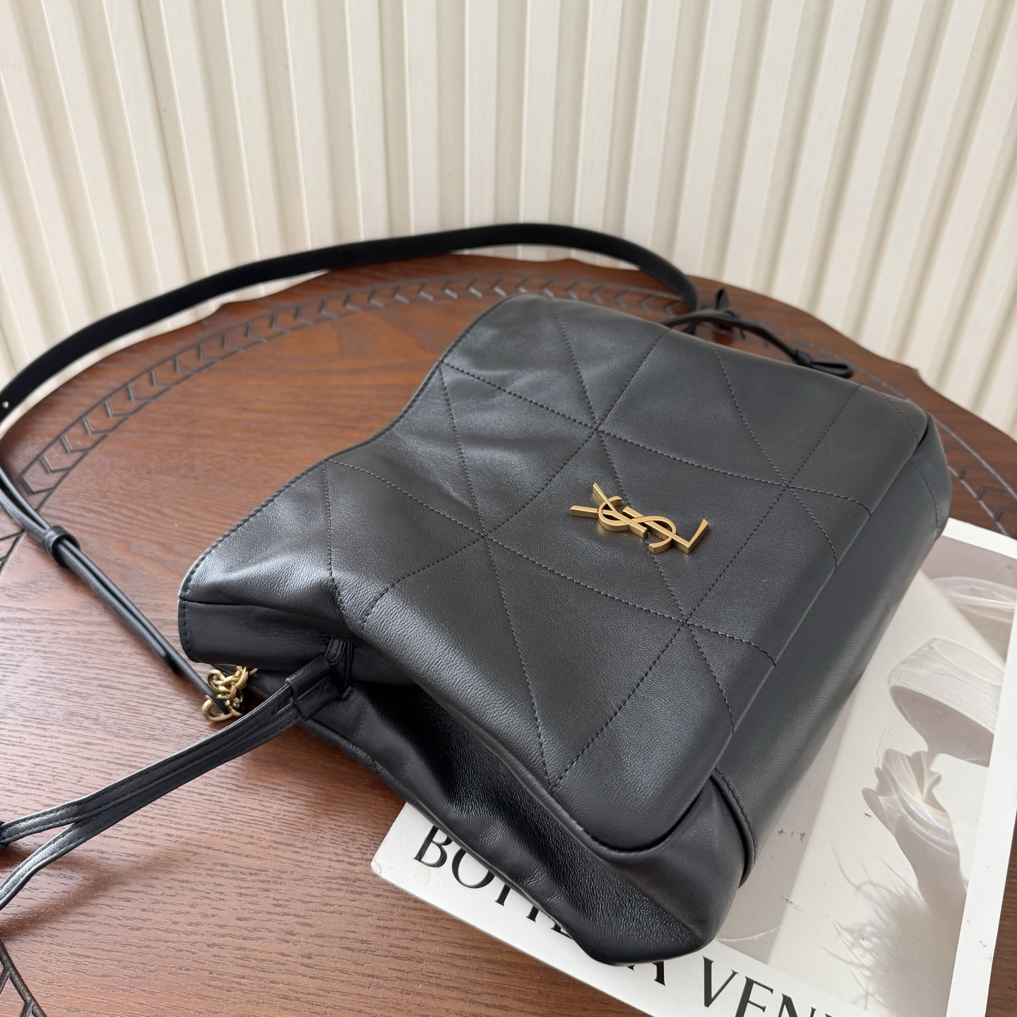 全套包装！Jamie 4.3托特包小号，小羊皮材质光泽感极好，柔软舒适。包包自重非常轻，抽绳的设计呈现出