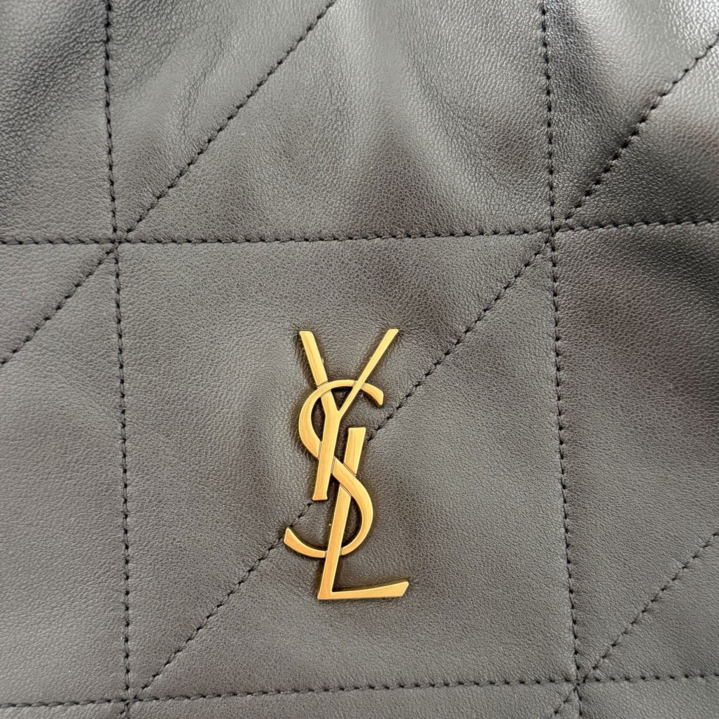 全套包装！Jamie 4.3托特包小号，小羊皮材质光泽感极好，柔软舒适。包包自重非常轻，抽绳的设计呈现出