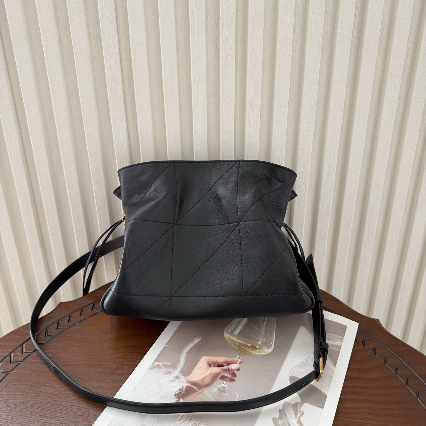 全套包装！Jamie 4.3托特包小号，小羊皮材质光泽感极好，柔软舒适。包包自重非常轻，抽绳的设计呈现出