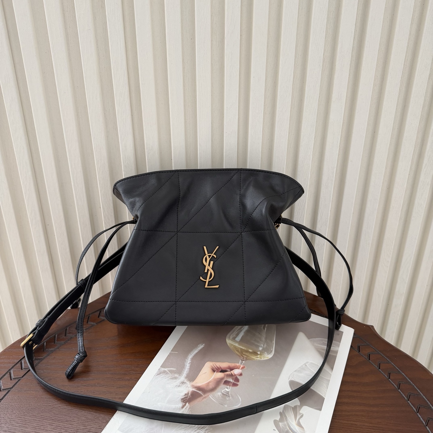 全套包装！Jamie 4.3托特包小号，小羊皮材质光泽感极好，柔软舒适。包包自重非常轻，抽绳的设计呈现出