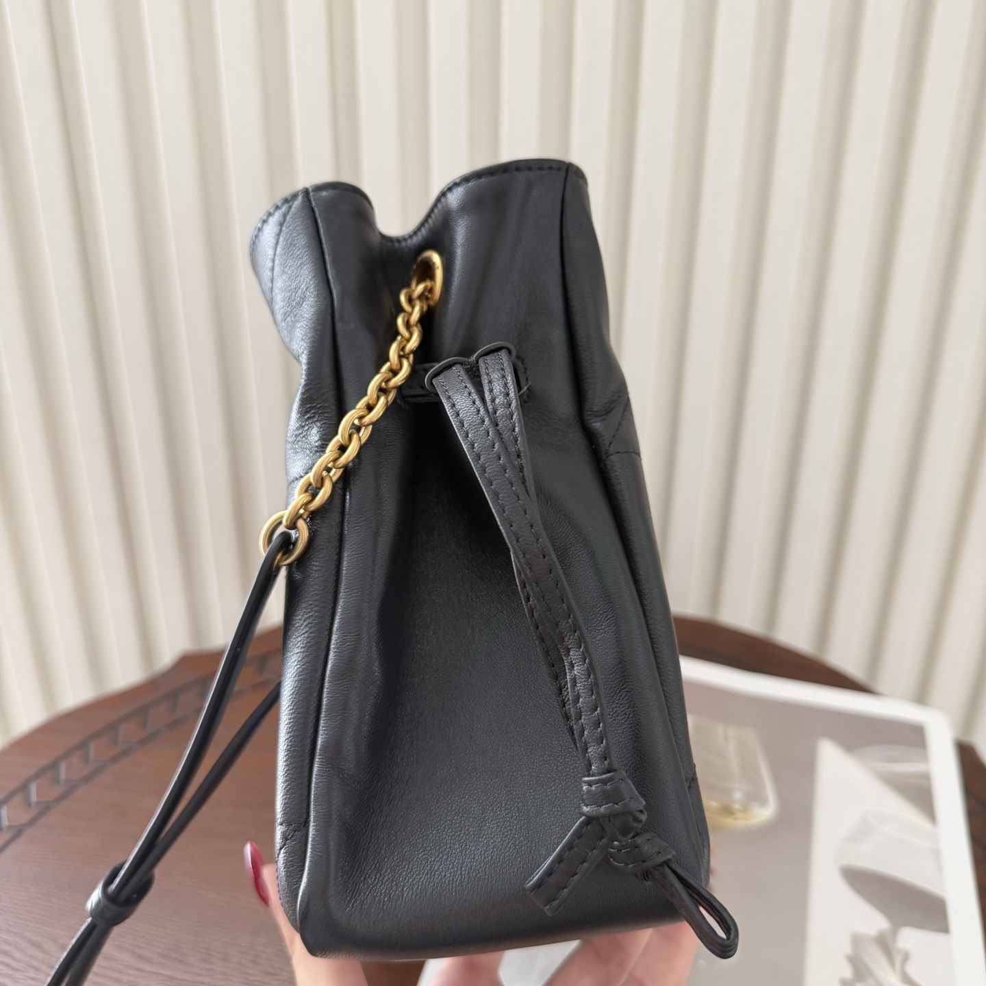 全套包装！Jamie 4.3托特包小号，小羊皮材质光泽感极好，柔软舒适。包包自重非常轻，抽绳的设计呈现出