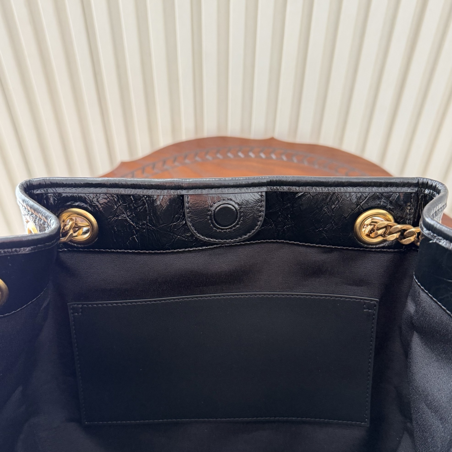 Niki shopping bag 添加新成员，油蜡抓皱牛皮，皮质越用越柔软，搭配古铜色金属五金，外面还