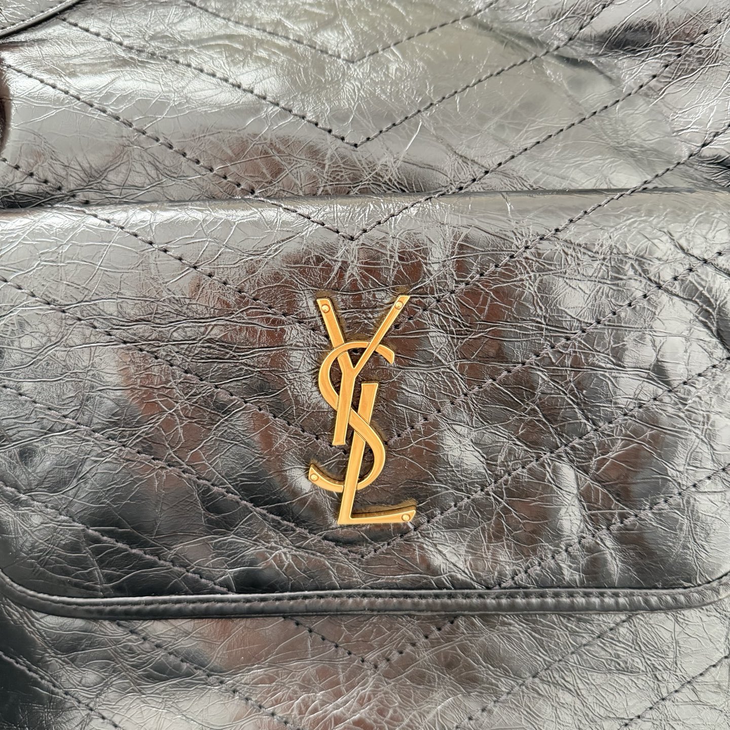 Niki shopping bag 添加新成员，油蜡抓皱牛皮，皮质越用越柔软，搭配古铜色金属五金，外面还