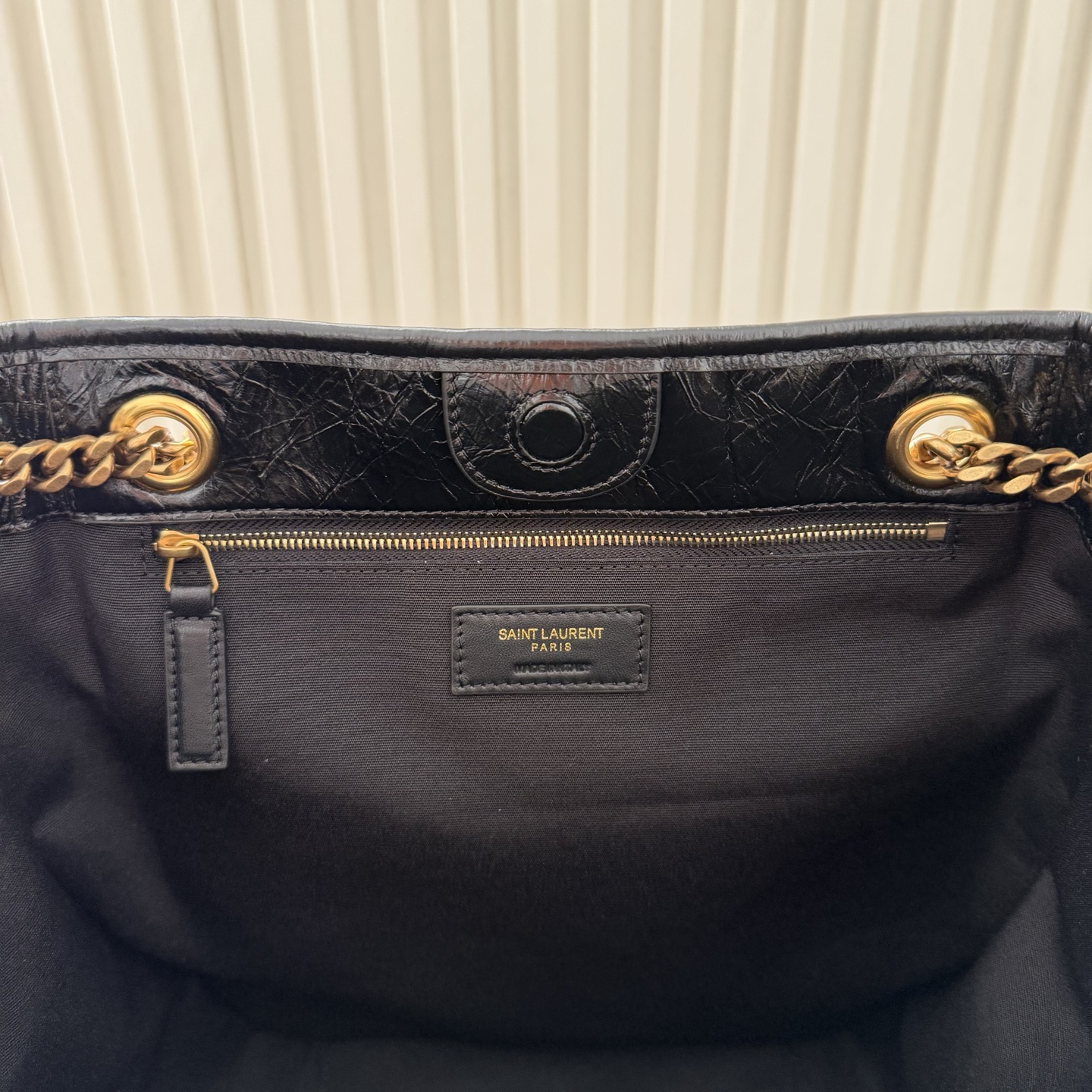 Niki shopping bag 添加新成员，油蜡抓皱牛皮，皮质越用越柔软，搭配古铜色金属五金，外面还