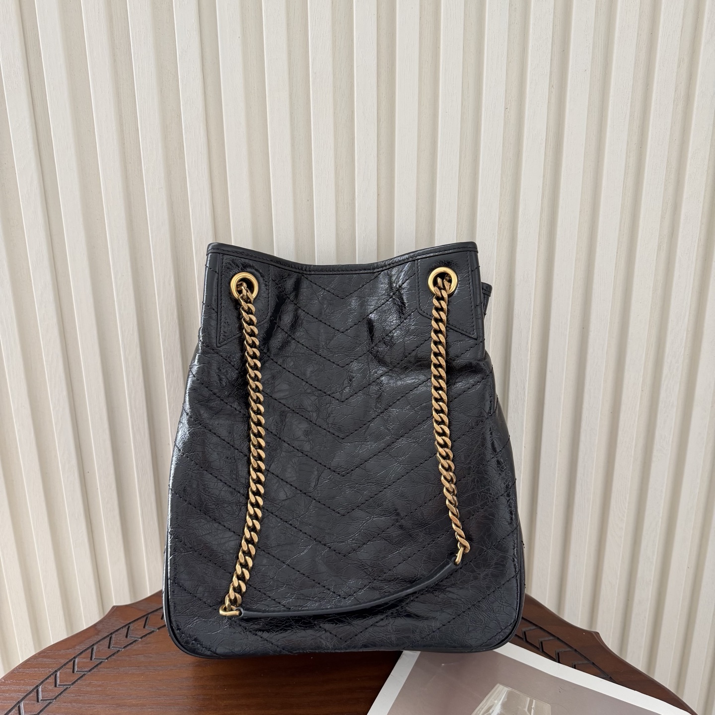 Niki shopping bag 添加新成员，油蜡抓皱牛皮，皮质越用越柔软，搭配古铜色金属五金，外面还