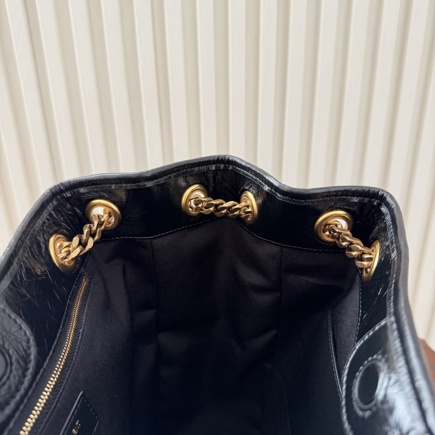 Niki shopping bag 添加新成员，油蜡抓皱牛皮，皮质越用越柔软，搭配古铜色金属五金，外面还