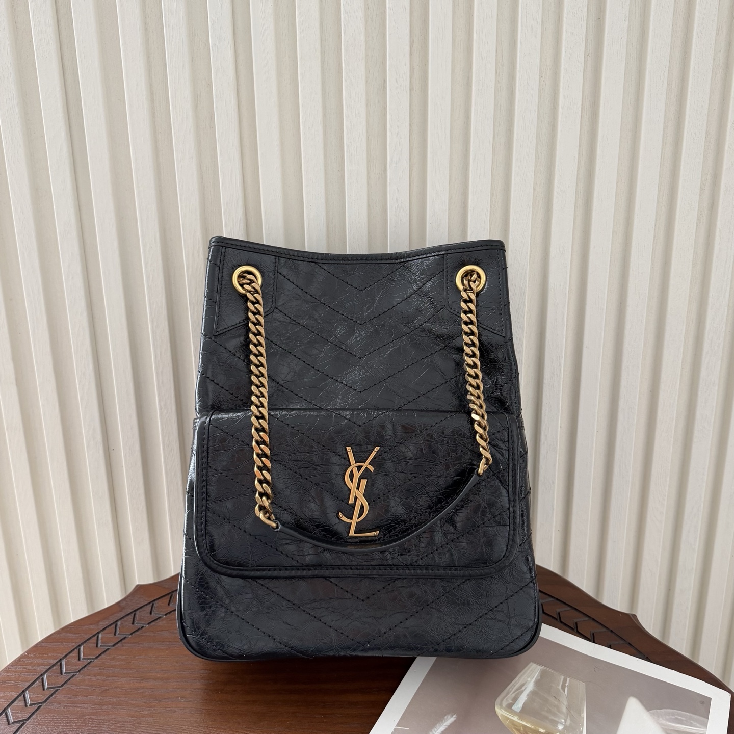 Niki shopping bag 添加新成员，油蜡抓皱牛皮，皮质越用越柔软，搭配古铜色金属五金，外面还