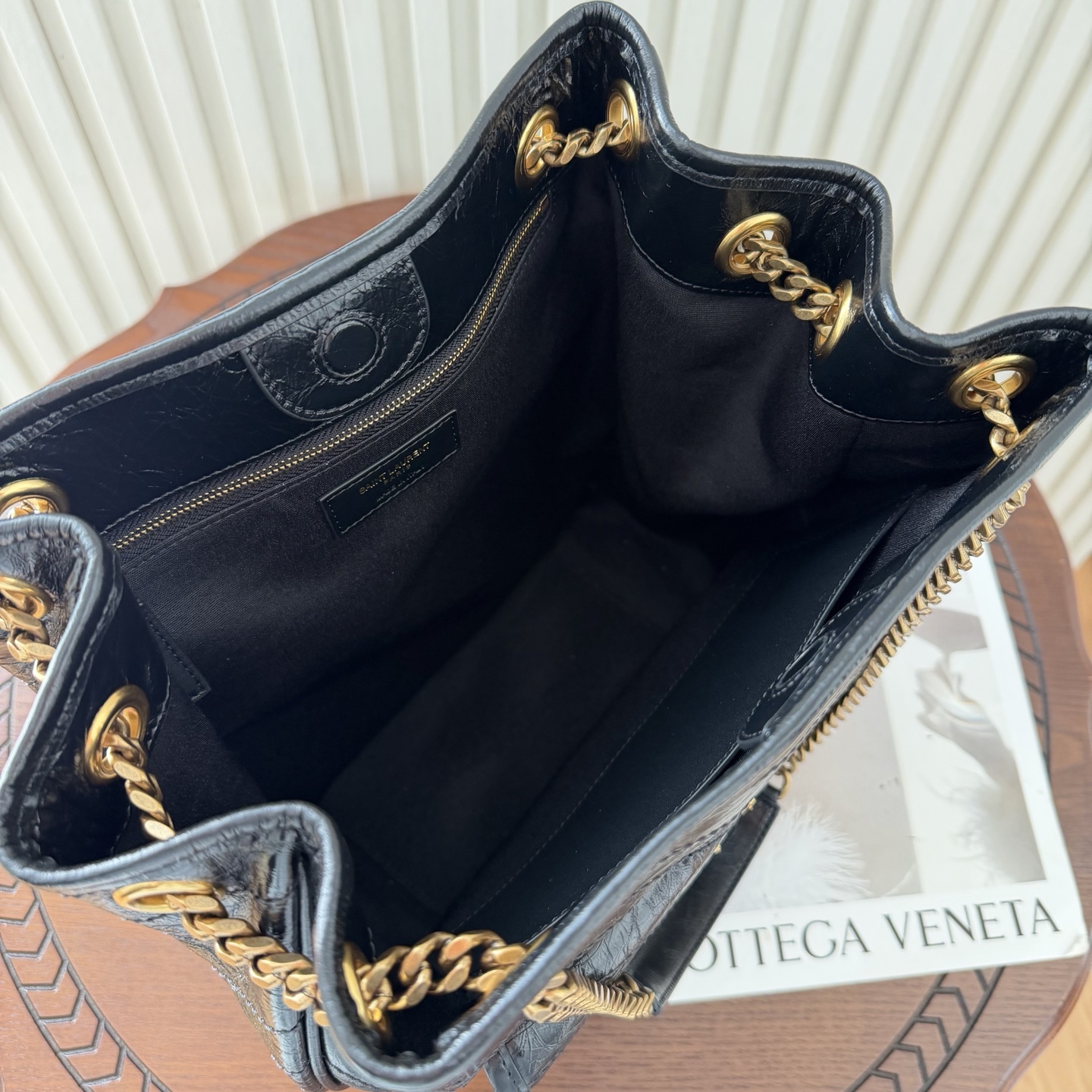 Niki shopping bag 添加新成员，油蜡抓皱牛皮，皮质越用越柔软，搭配古铜色金属五金，外面还