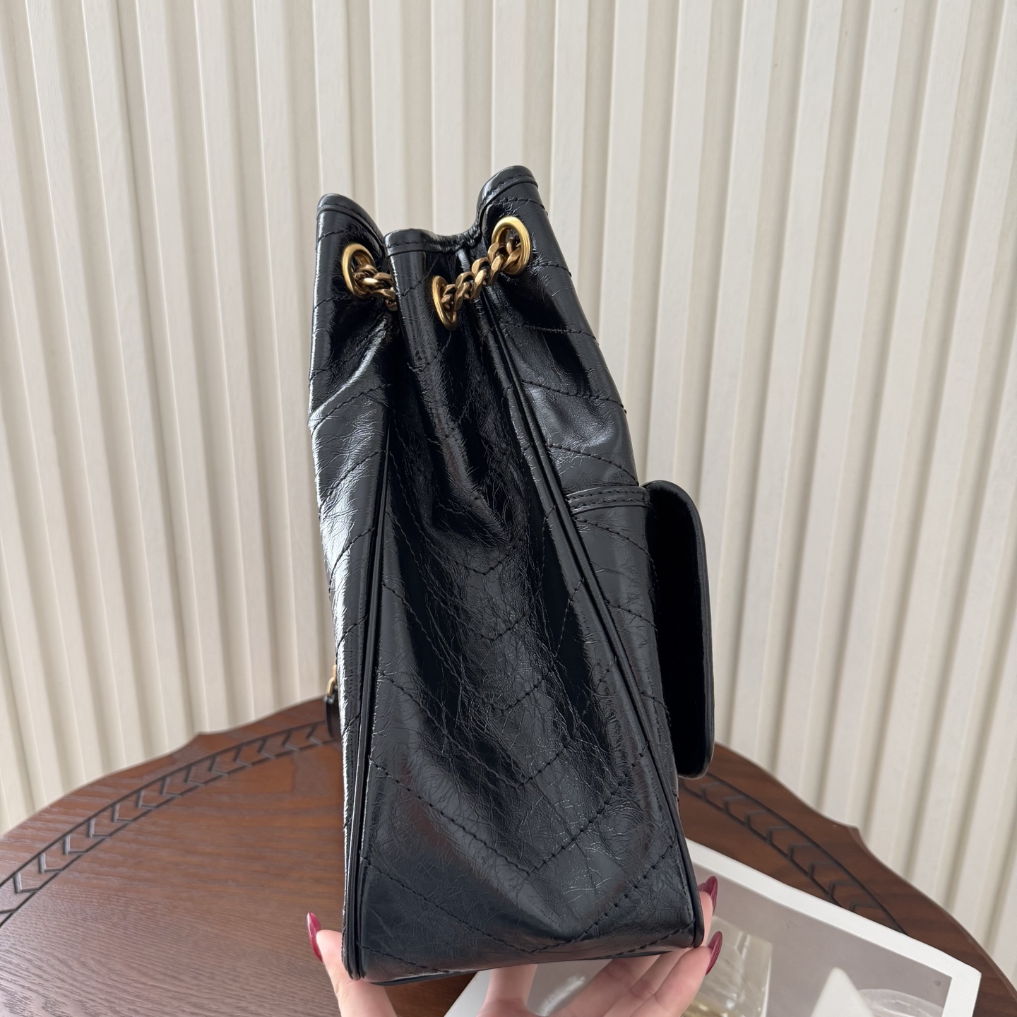 Niki shopping bag 添加新成员，油蜡抓皱牛皮，皮质越用越柔软，搭配古铜色金属五金，外面还