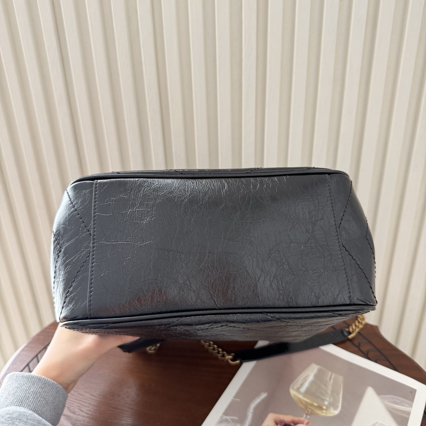 Niki shopping bag 添加新成员，油蜡抓皱牛皮，皮质越用越柔软，搭配古铜色金属五金，外面还