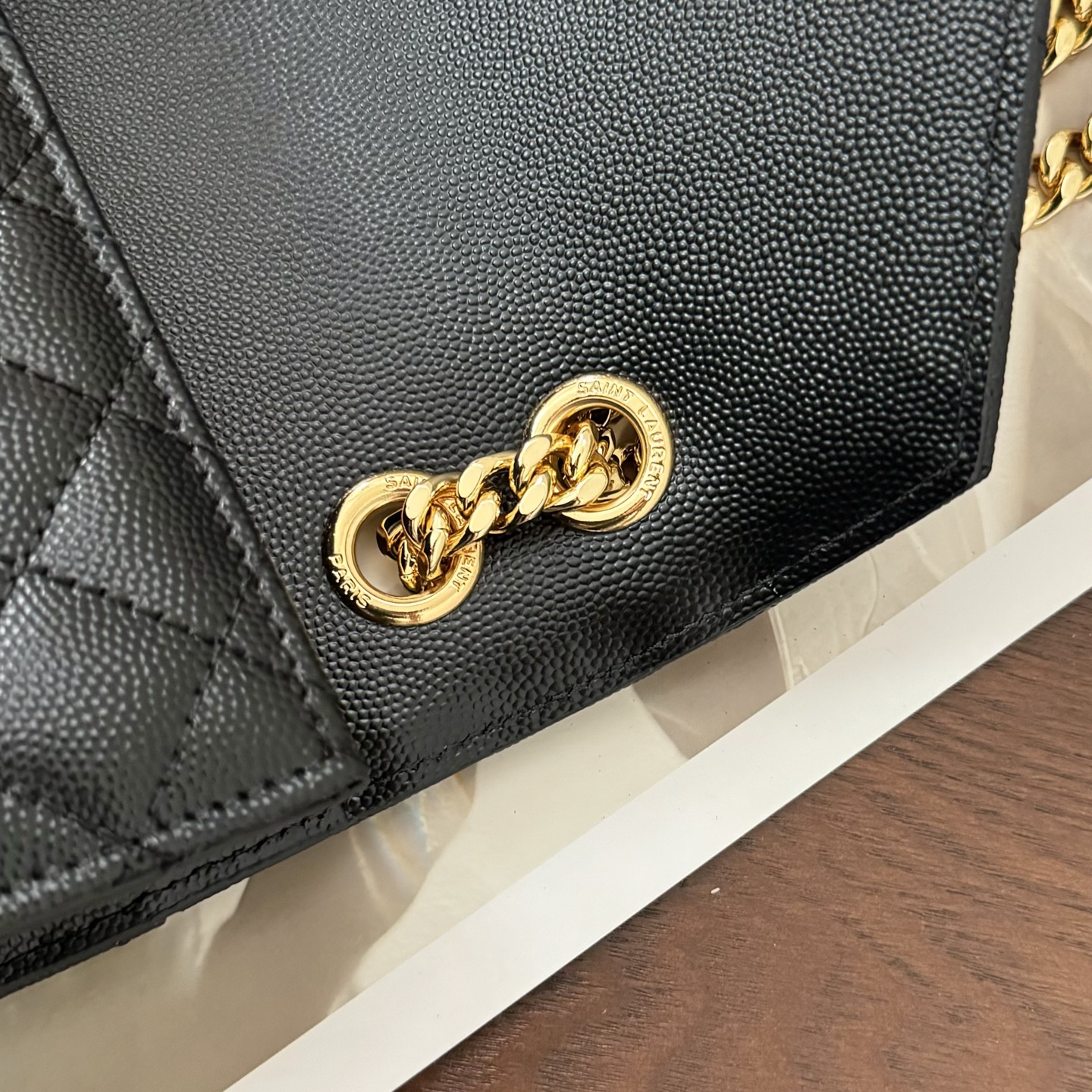 全套包装！ENVELOPPE中号信封包，经典就是永恒，采用鱼子酱牛皮非常耐磨，V形纹和菱形纹混合绗缝包缝