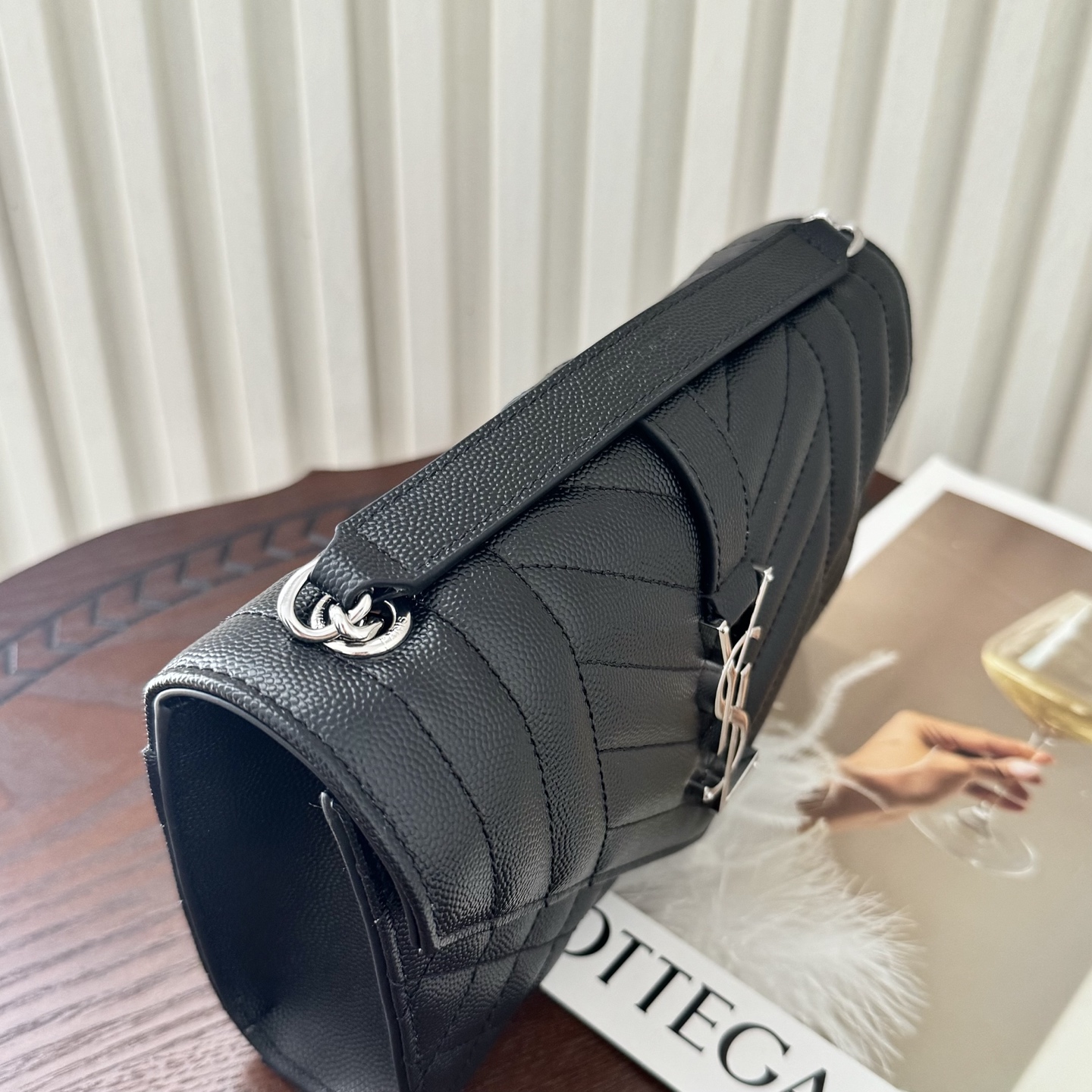 全套包装！ENVELOPPE小号，经典就是永恒，采用鱼子酱牛皮非常耐磨，V形纹和菱形纹混合绗缝包缝多种背