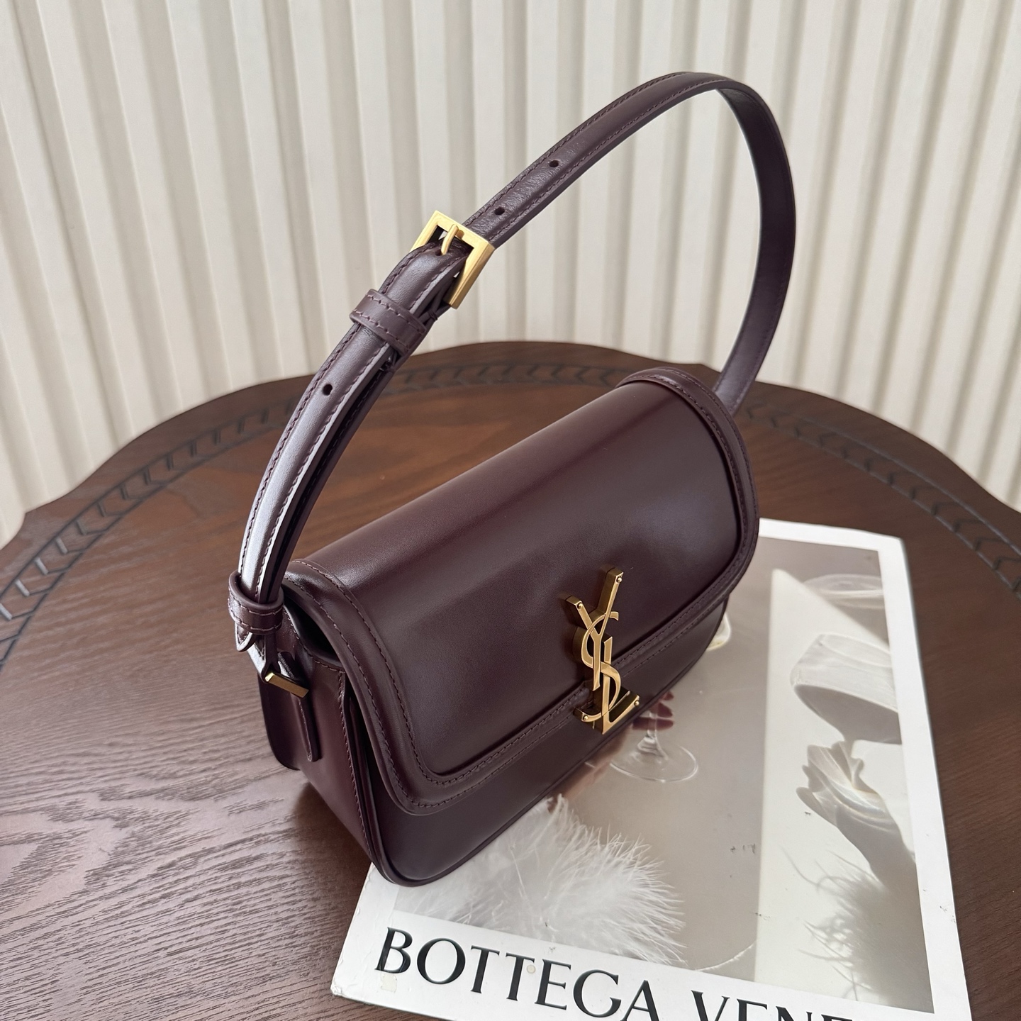 全套包装！Solferino腋下包，圆弧挺括的包型搭配经典的Cassandra logo，完成经典时尚的