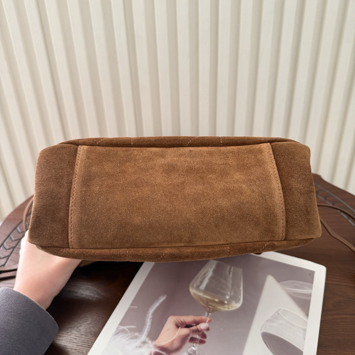 全套包装！Jamie 4.3托特包小号，麂皮柔软舒适。包包自重非常轻，抽绳的设计呈现出自然高级的褶皱感，