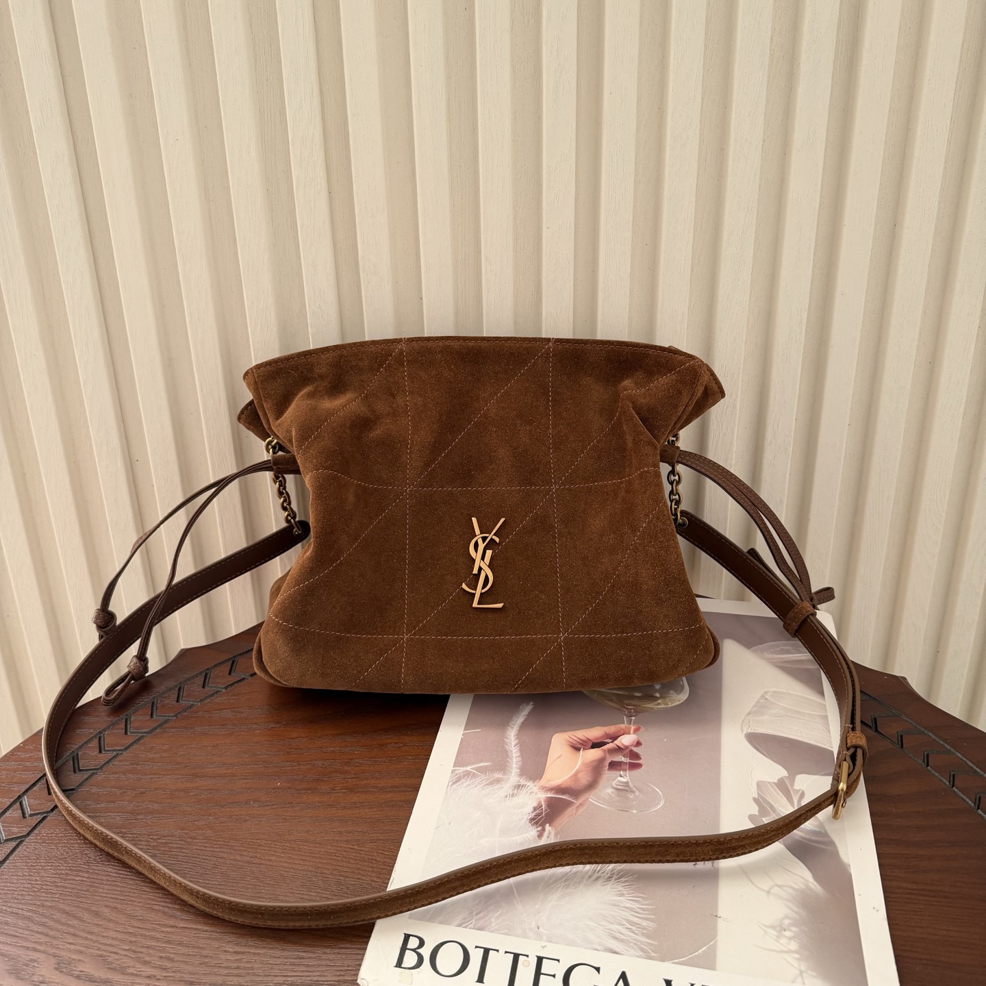 全套包装！Jamie 4.3托特包小号，麂皮柔软舒适。包包自重非常轻，抽绳的设计呈现出自然高级的褶皱感，