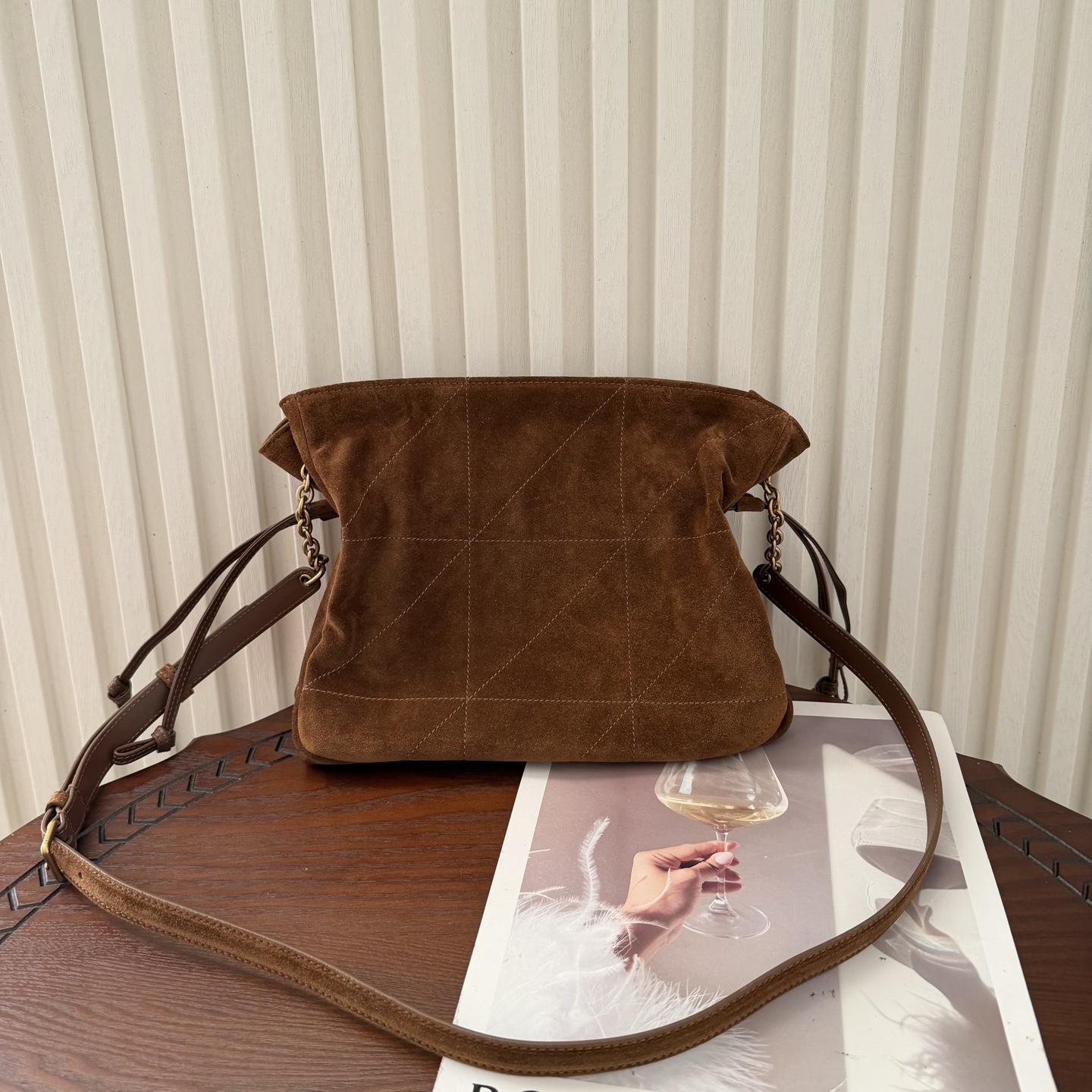 全套包装！Jamie 4.3托特包小号，麂皮柔软舒适。包包自重非常轻，抽绳的设计呈现出自然高级的褶皱感，