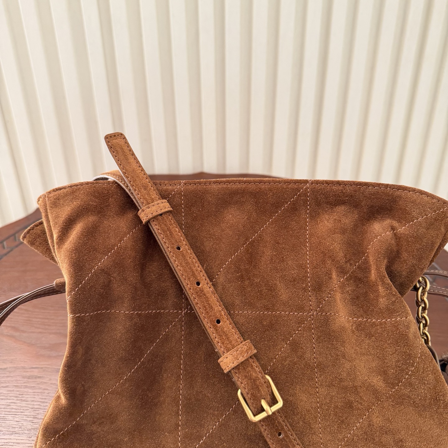 全套包装！Jamie 4.3托特包小号，麂皮柔软舒适。包包自重非常轻，抽绳的设计呈现出自然高级的褶皱感，