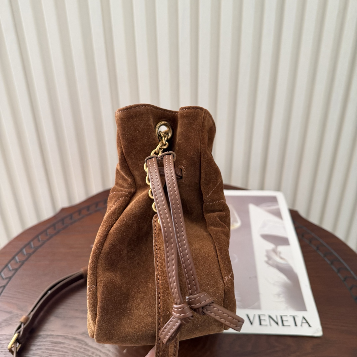 全套包装！Jamie 4.3托特包小号，麂皮柔软舒适。包包自重非常轻，抽绳的设计呈现出自然高级的褶皱感，