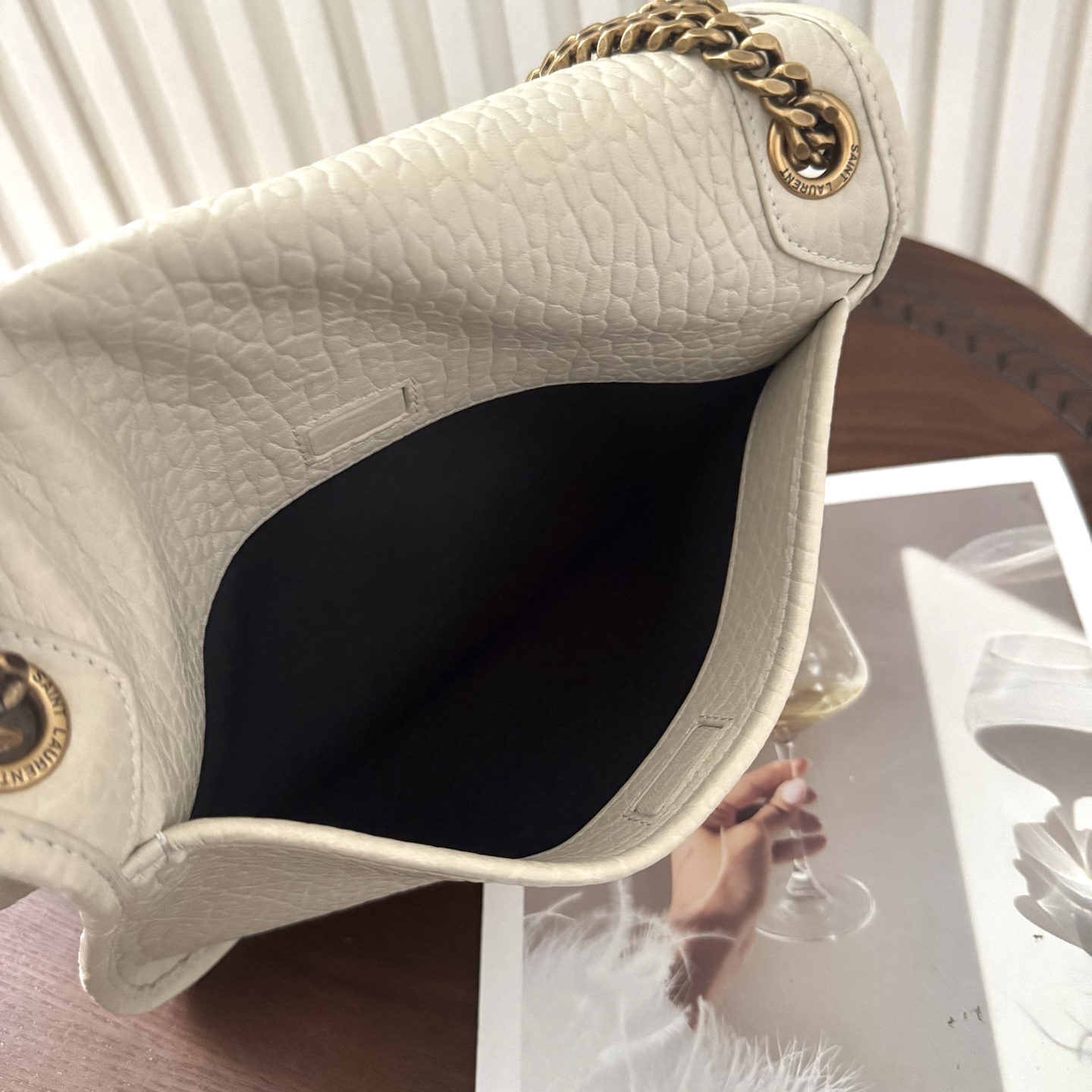 全套包装！Niki家族新成员，柔软羊皮手感柔软舒适，自然软塌。不规则纹理更有复古感，斜挎或腋下都很气场十